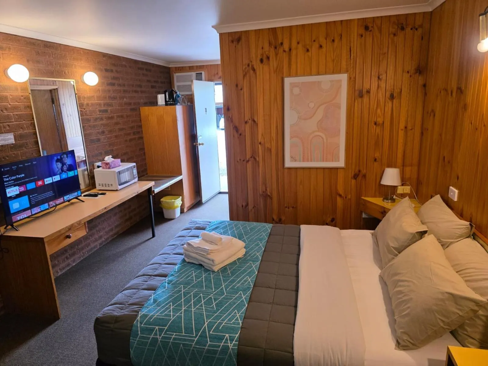 Bed in Country Roads Motor Inn