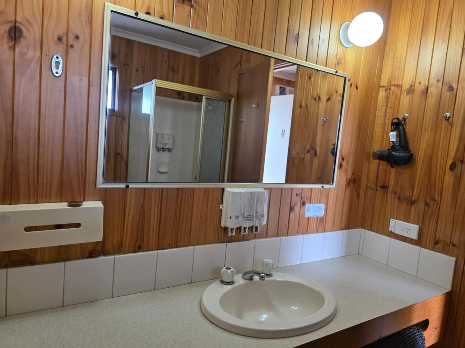 Country Roads Motor Inn