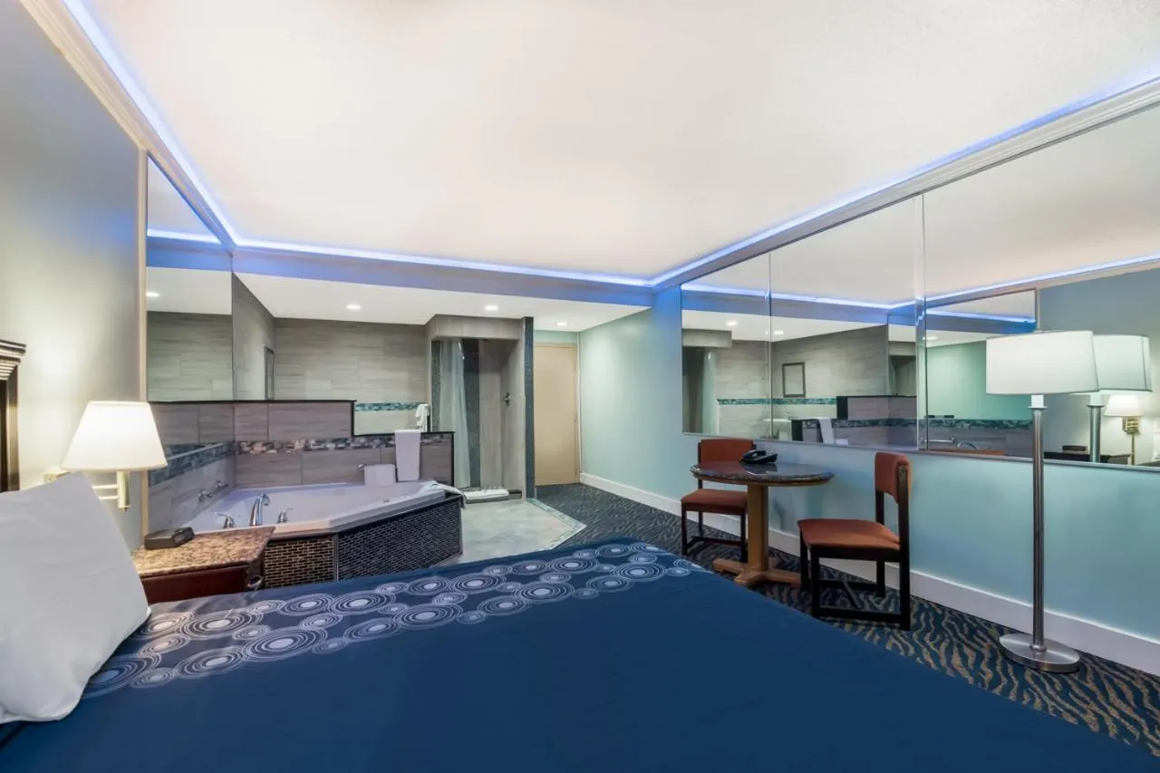 Photo of the whole room, Bed in Knights Inn Phildelphia