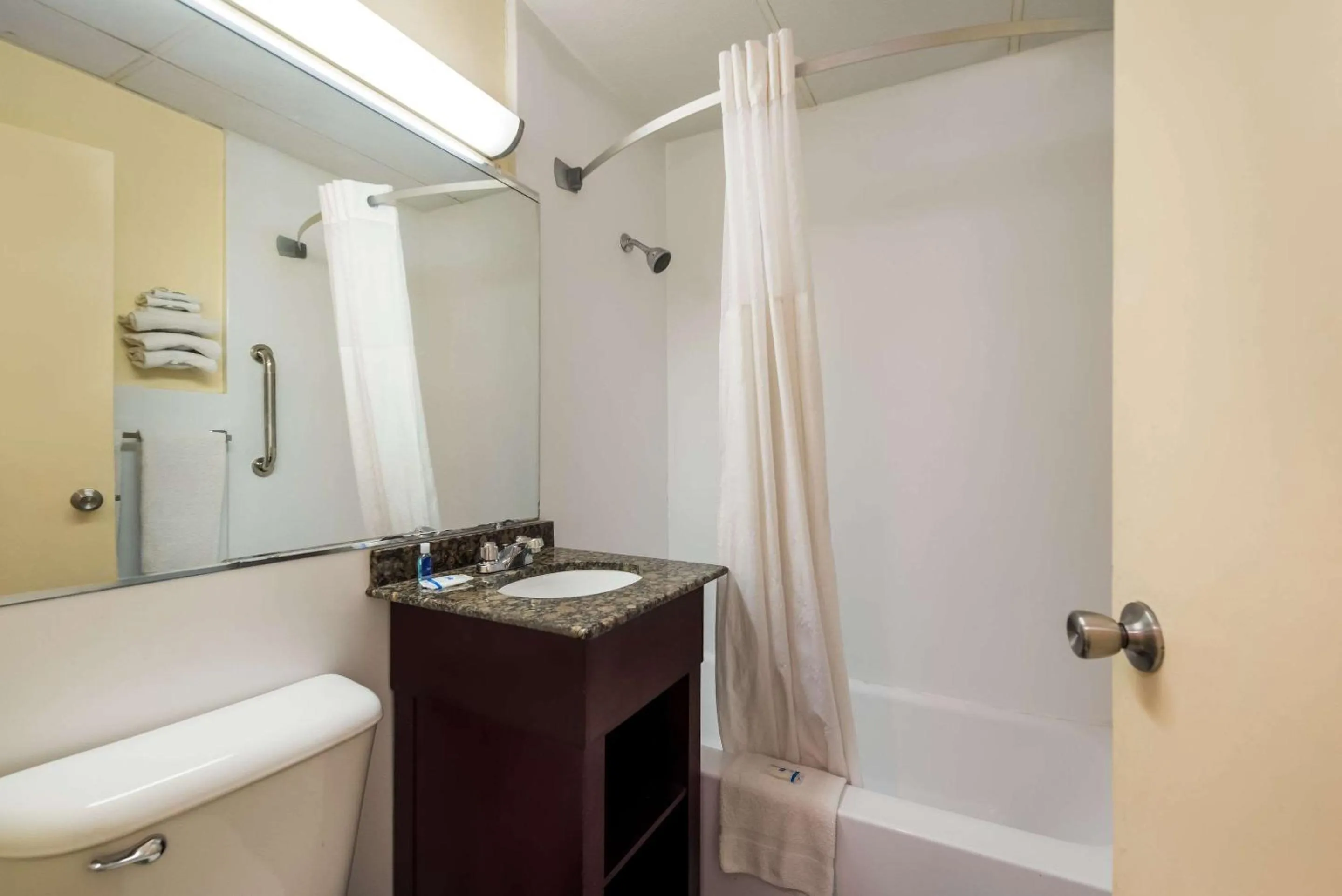 Bedroom in Rodeway Inn