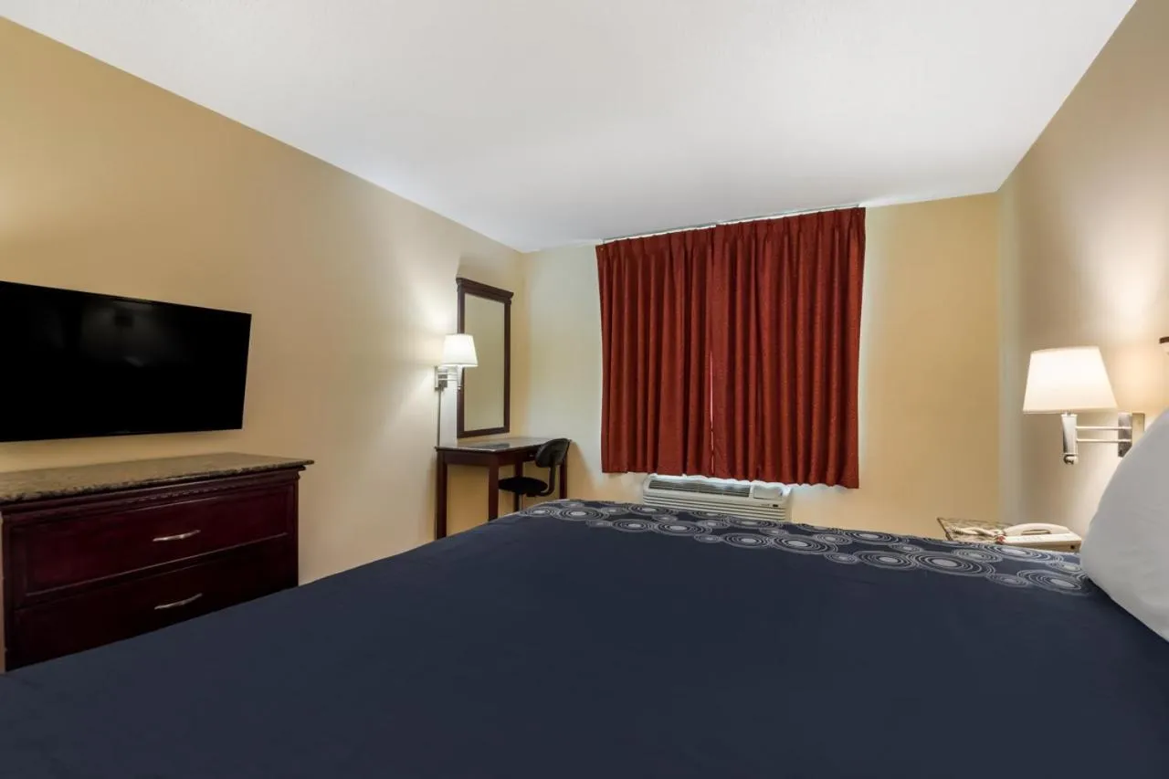 Bed in Knights Inn Phildelphia