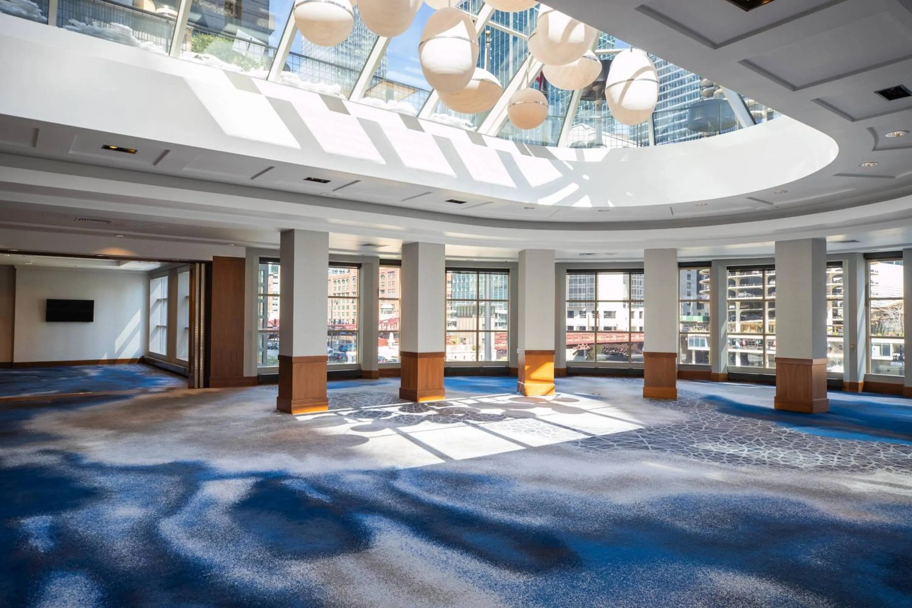 Meeting/conference room, Bed in Renaissance Chicago Downtown Hotel
