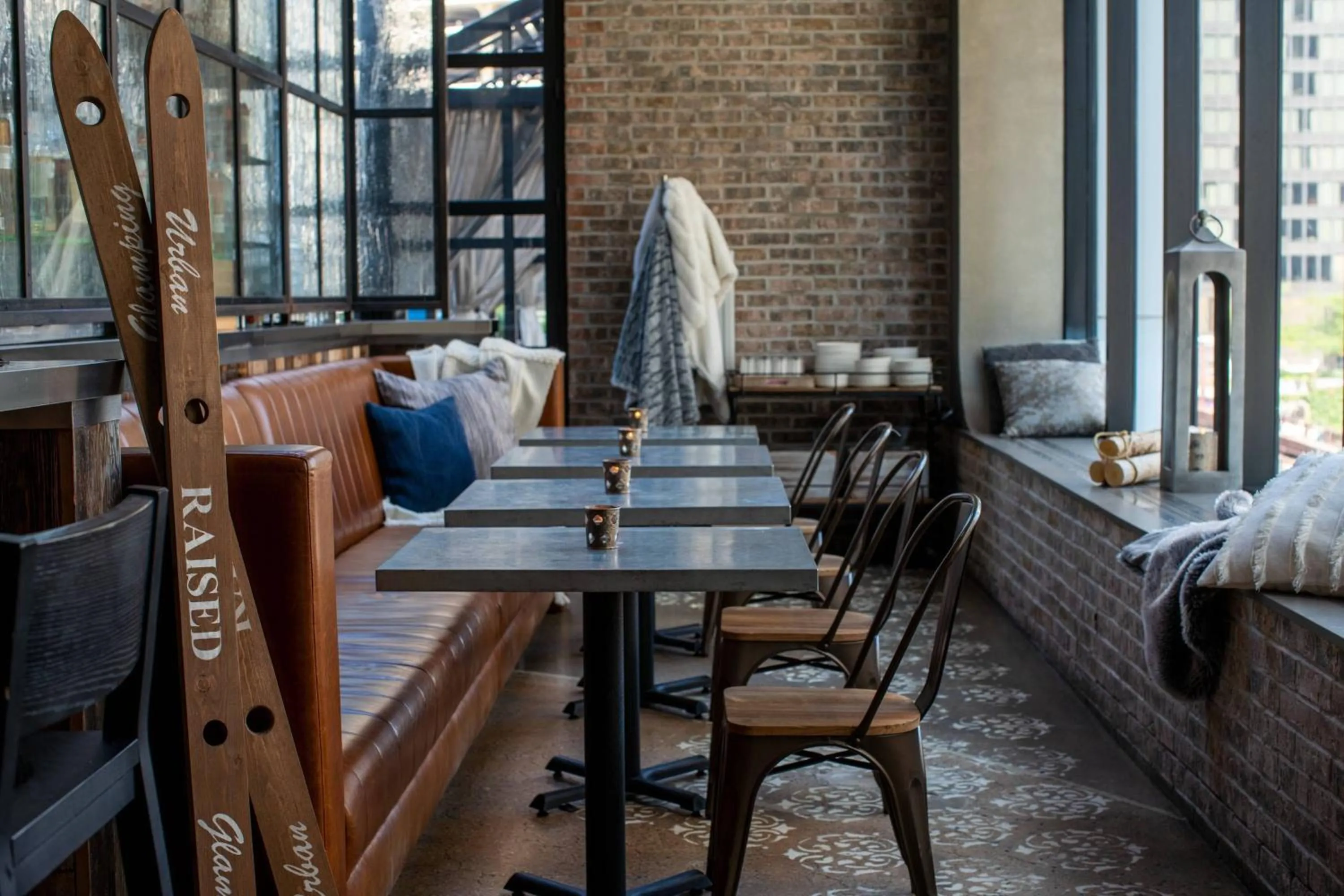 Lounge or bar in Renaissance Chicago Downtown Hotel