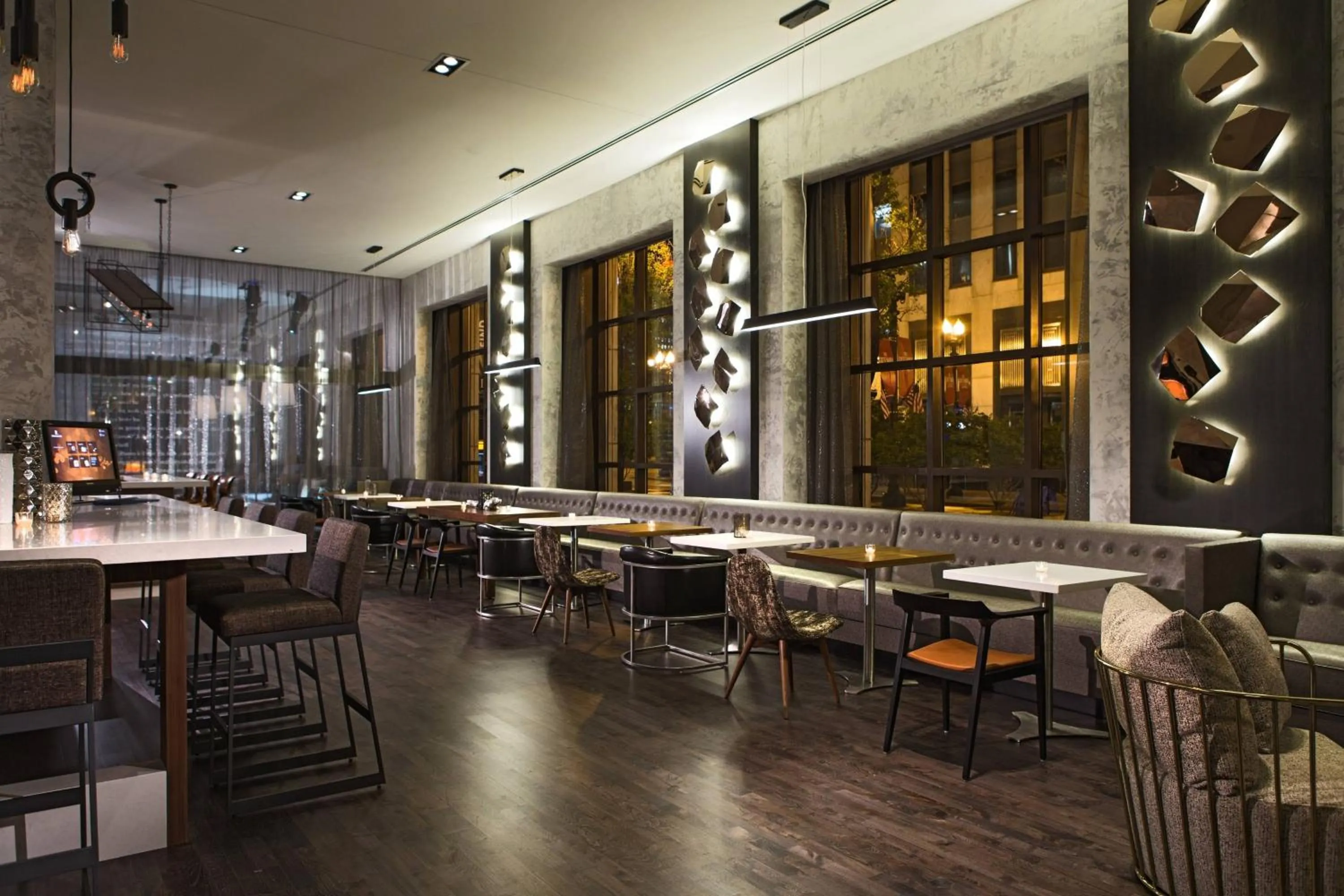 Lounge or bar in Renaissance Chicago Downtown Hotel