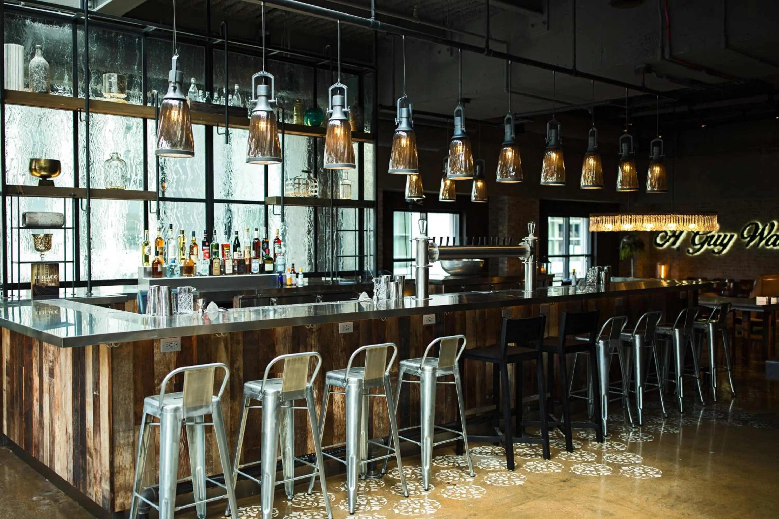 Lounge or bar in Renaissance Chicago Downtown Hotel