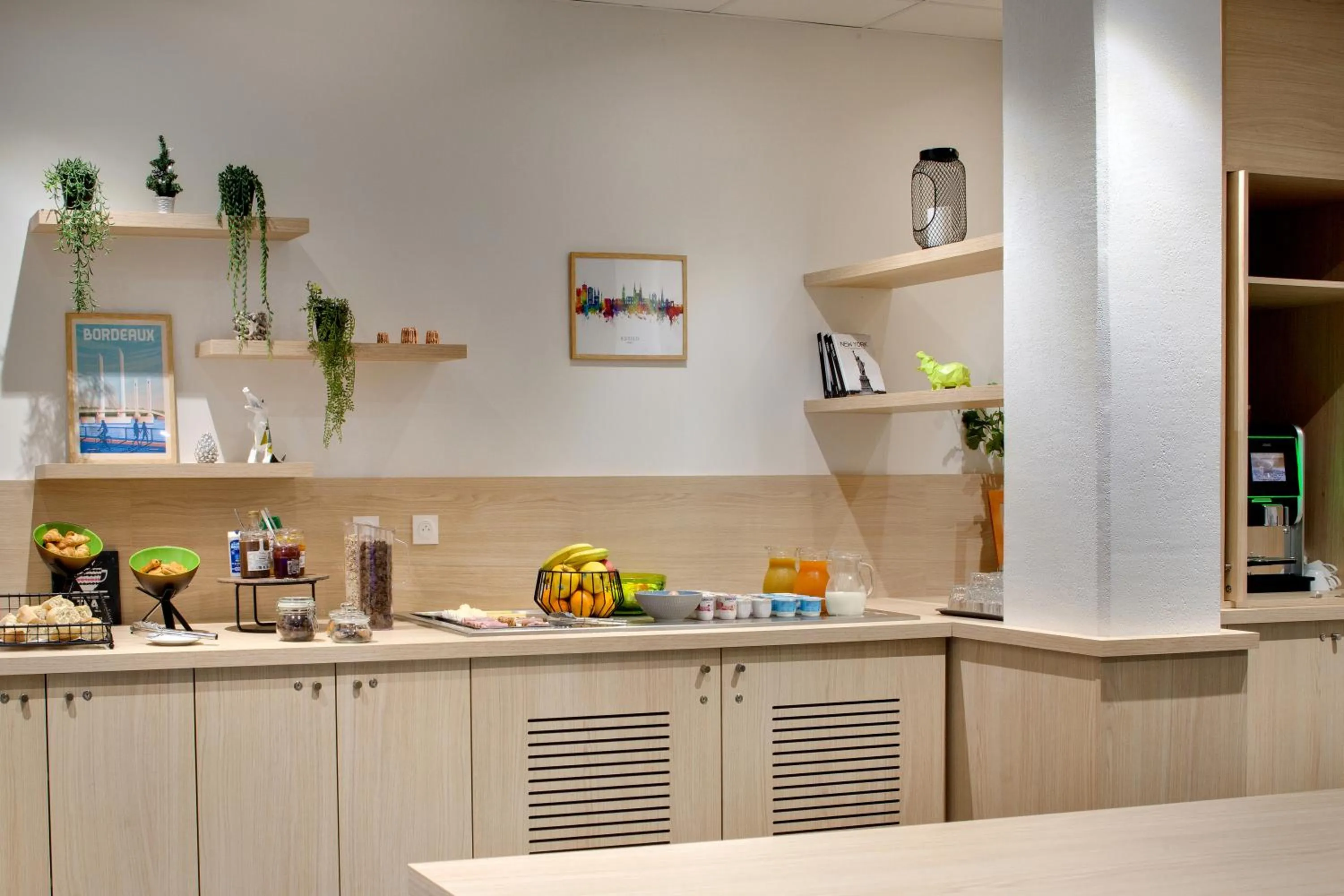 Buffet breakfast in Ténéo Apparthôtel Bordeaux Maritime - Cité du vin