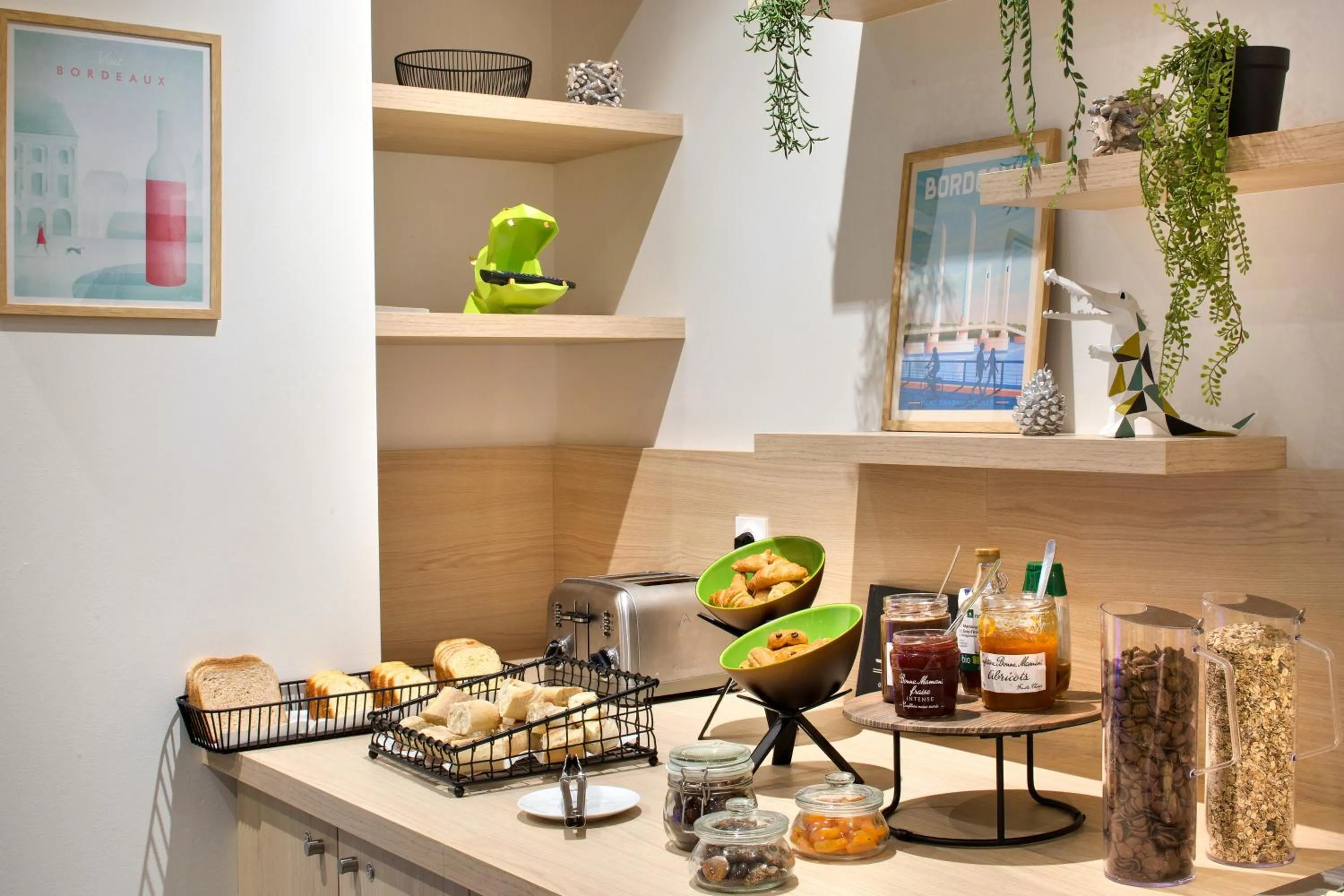 Buffet breakfast in Ténéo Apparthôtel Bordeaux Maritime - Cité du vin