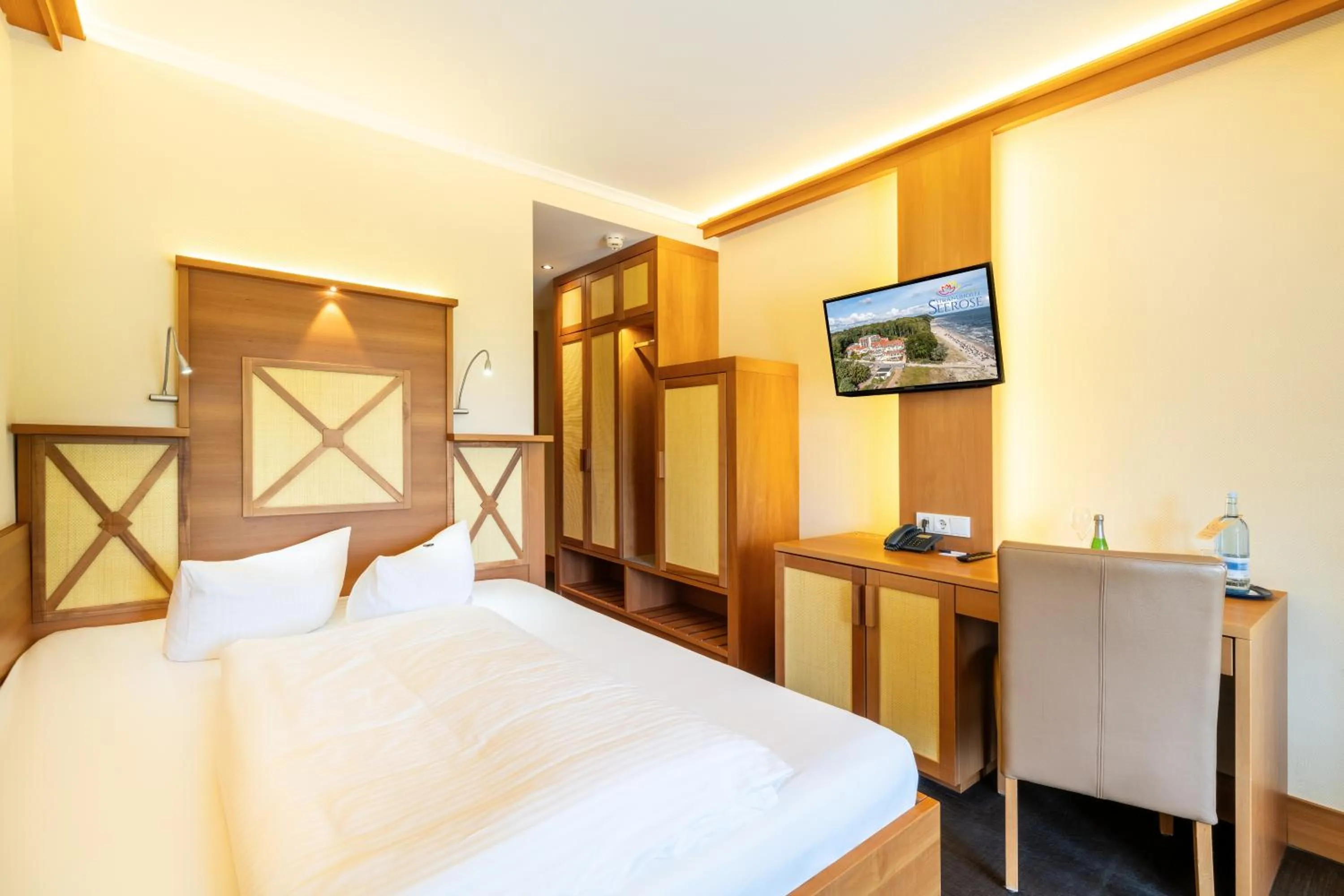 Photo of the whole room, Bed in Strandhotel Seerose