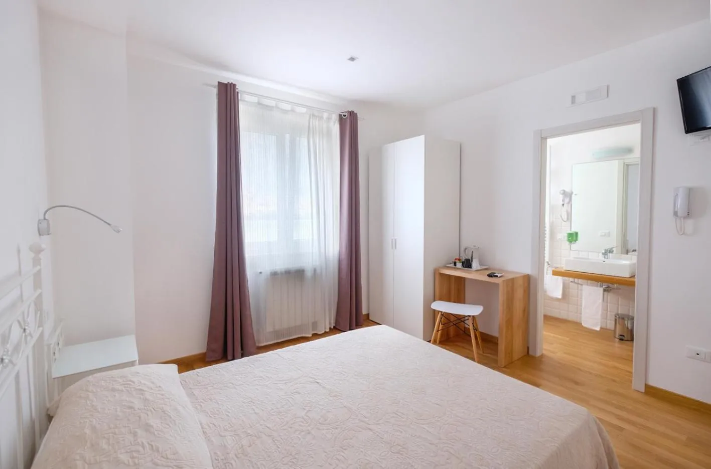 Bathroom, Bed in Da Oreste Affittacamere