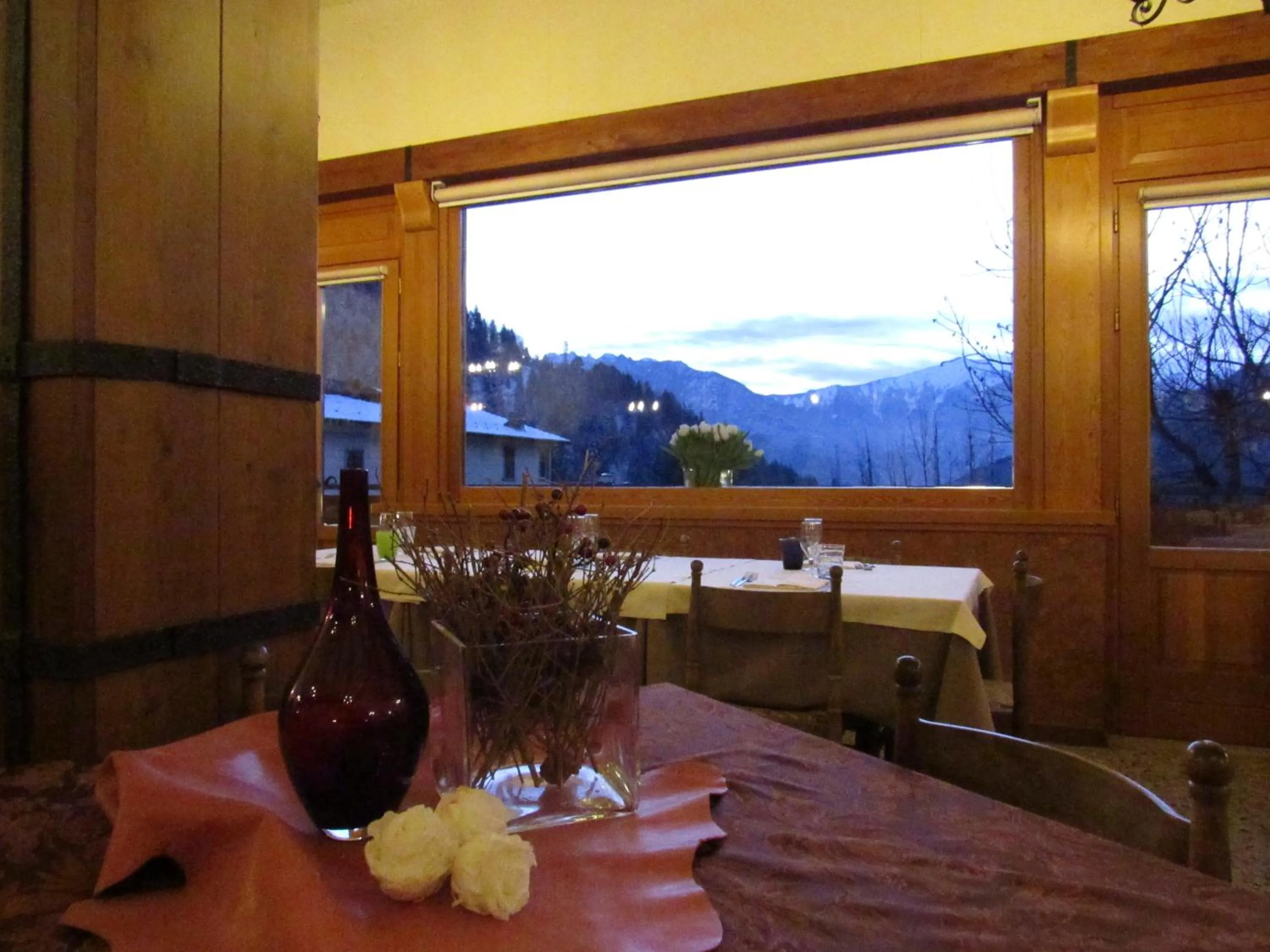 Dining area in Albergo Piazzatorre