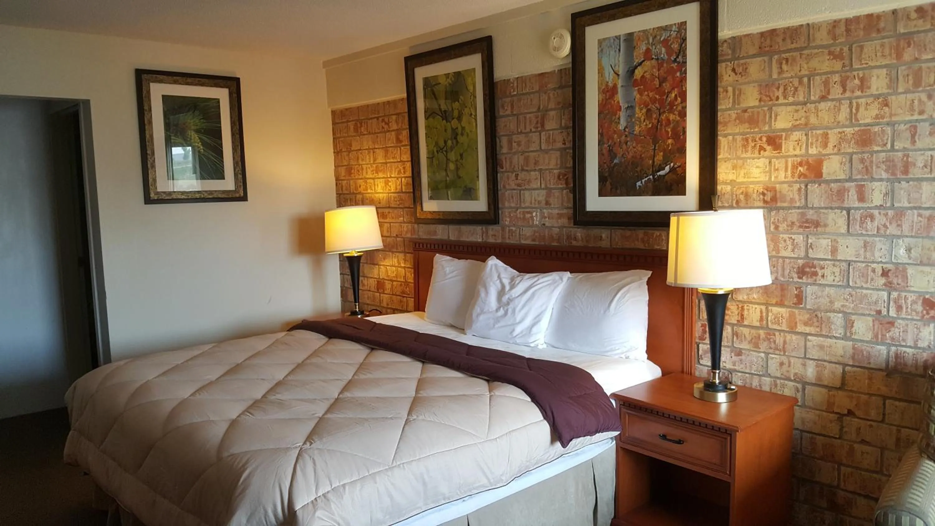 Bed in Budget Host Platte Valley Inn