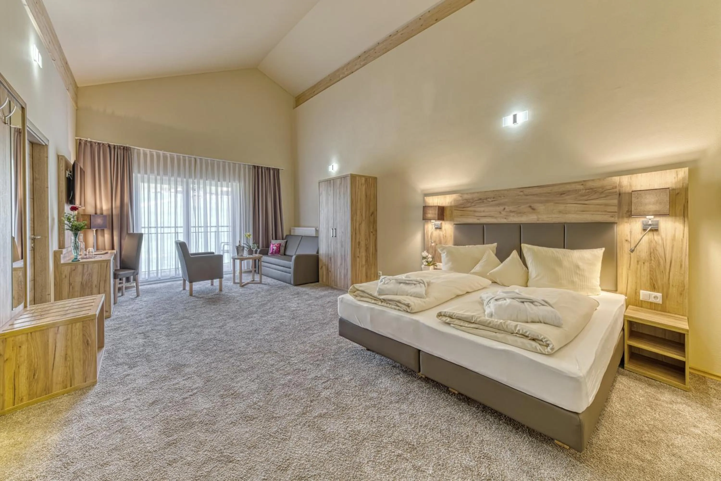 Photo of the whole room, Bed in Wellnesshotel deine Auszeit, Adults only