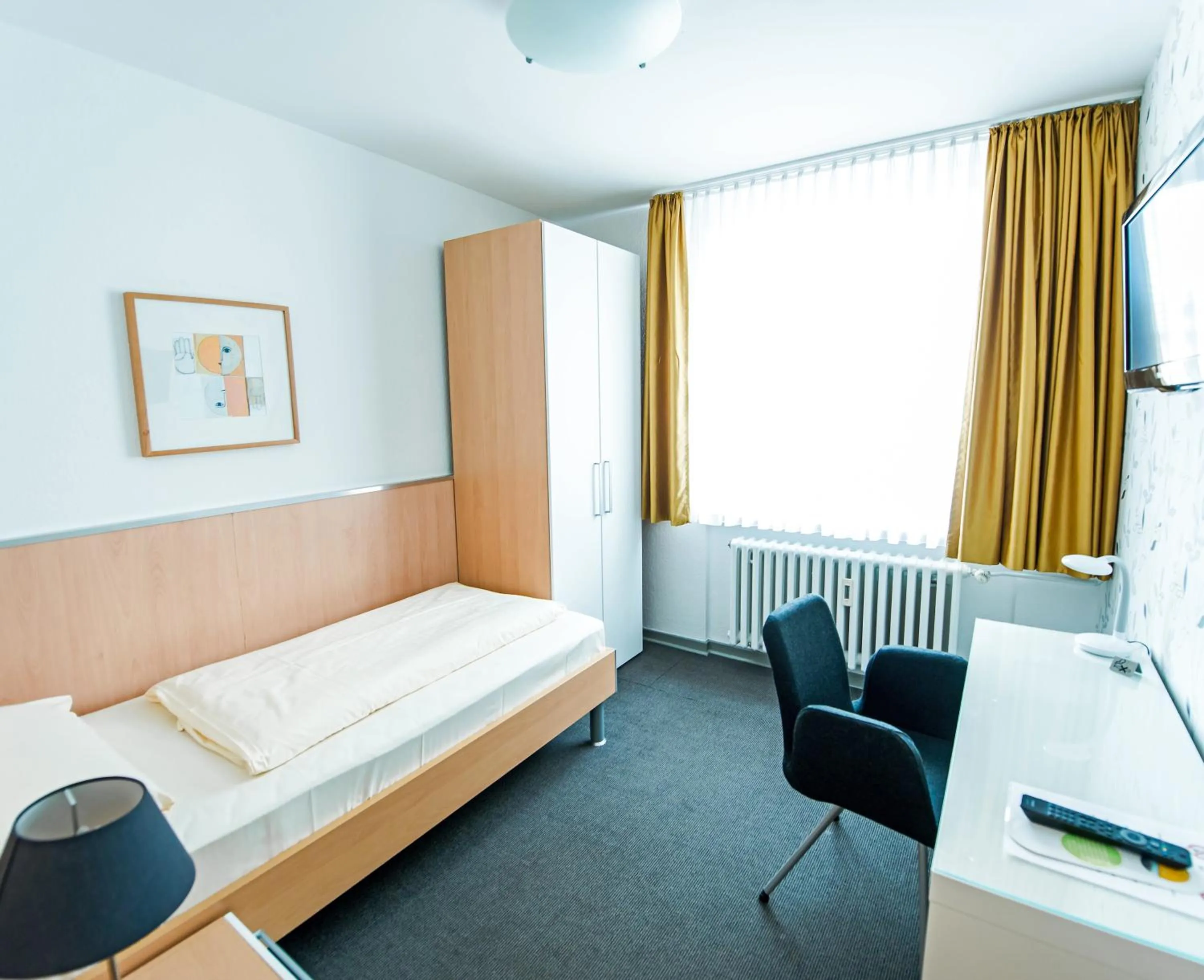 Photo of the whole room, Bed in Hotel Flämischer Hof