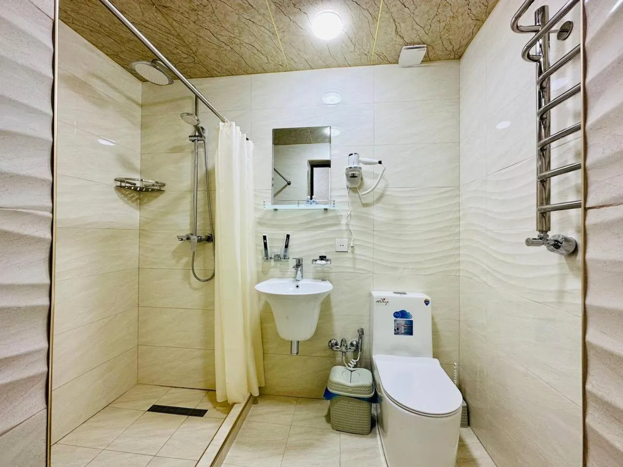 Shower in Zilol Baxt