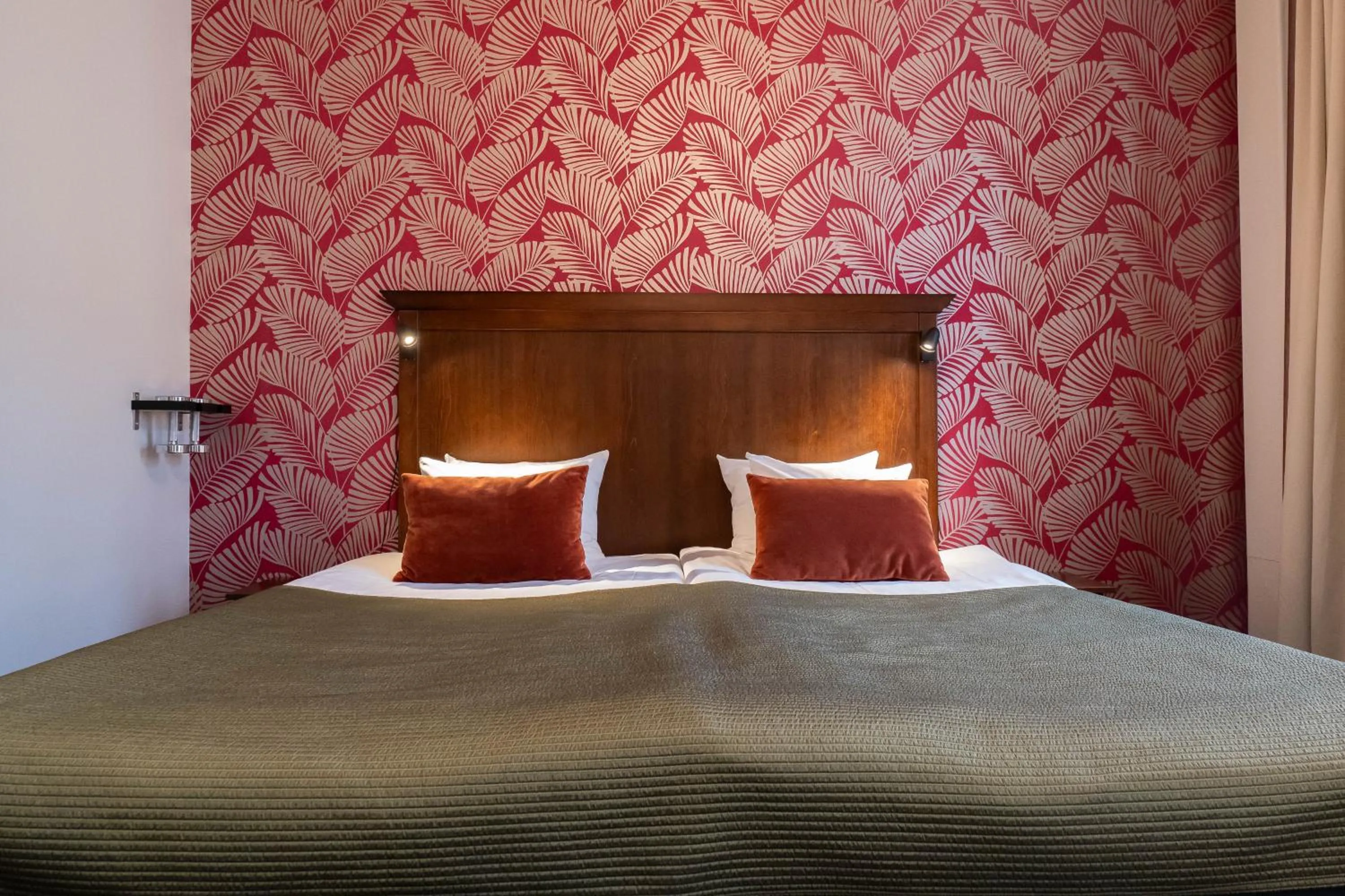 Property building, Bed in ProfilHotels Opera