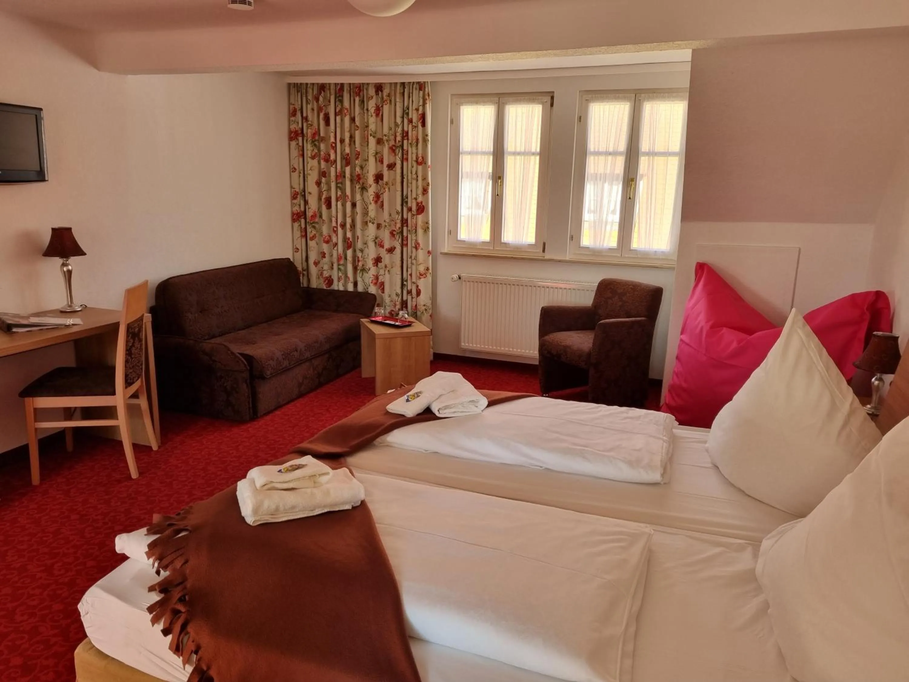 Seating area, Bed in Boutiquehotel Goldene Rose - self-check-in