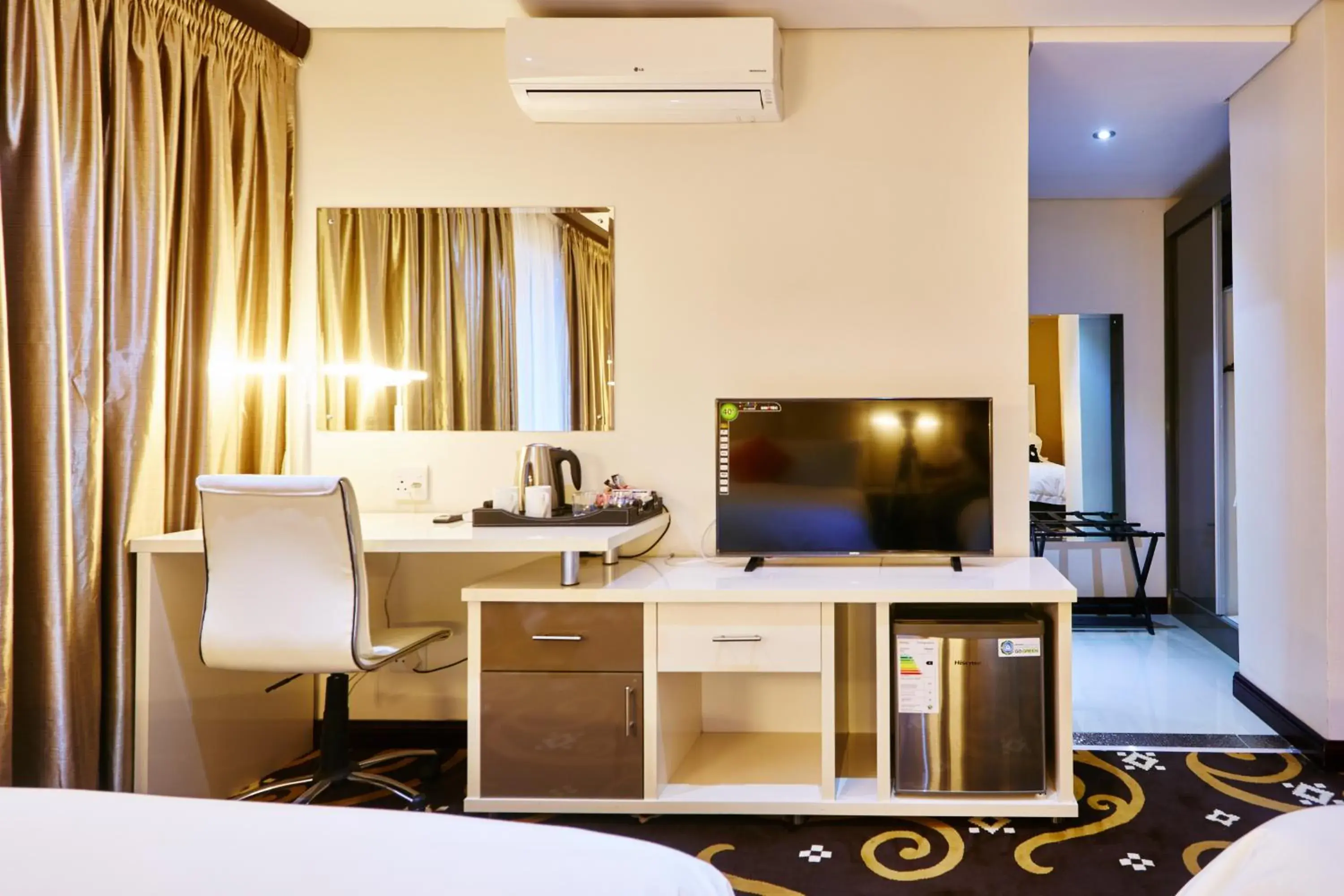 Deluxe King Suite in Palm Continental Hotel Deluxe King Suite in Palm Continental Hotel