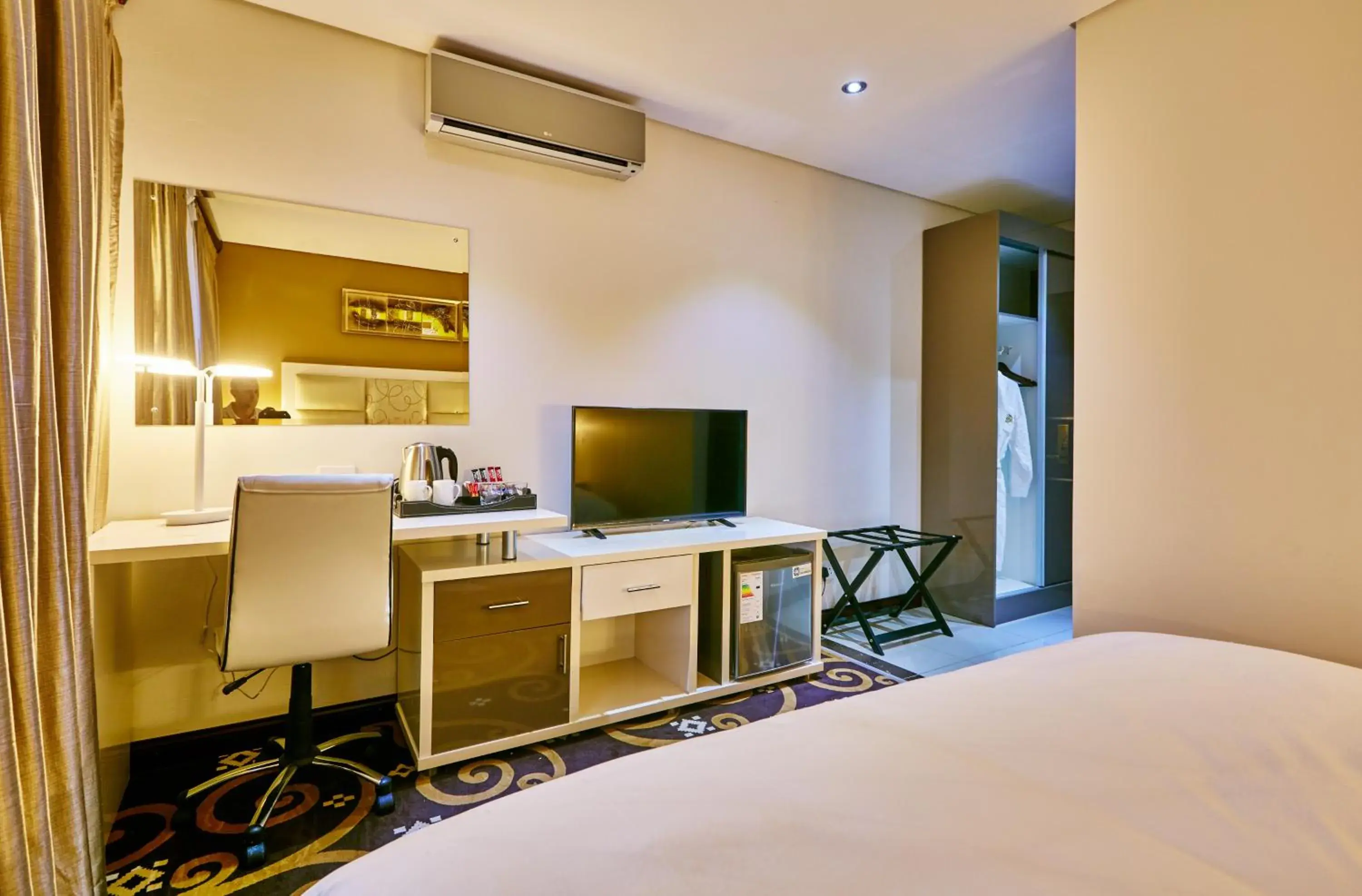 Standard King Room in Palm Continental Hotel Standard King Room in Palm Continental Hotel