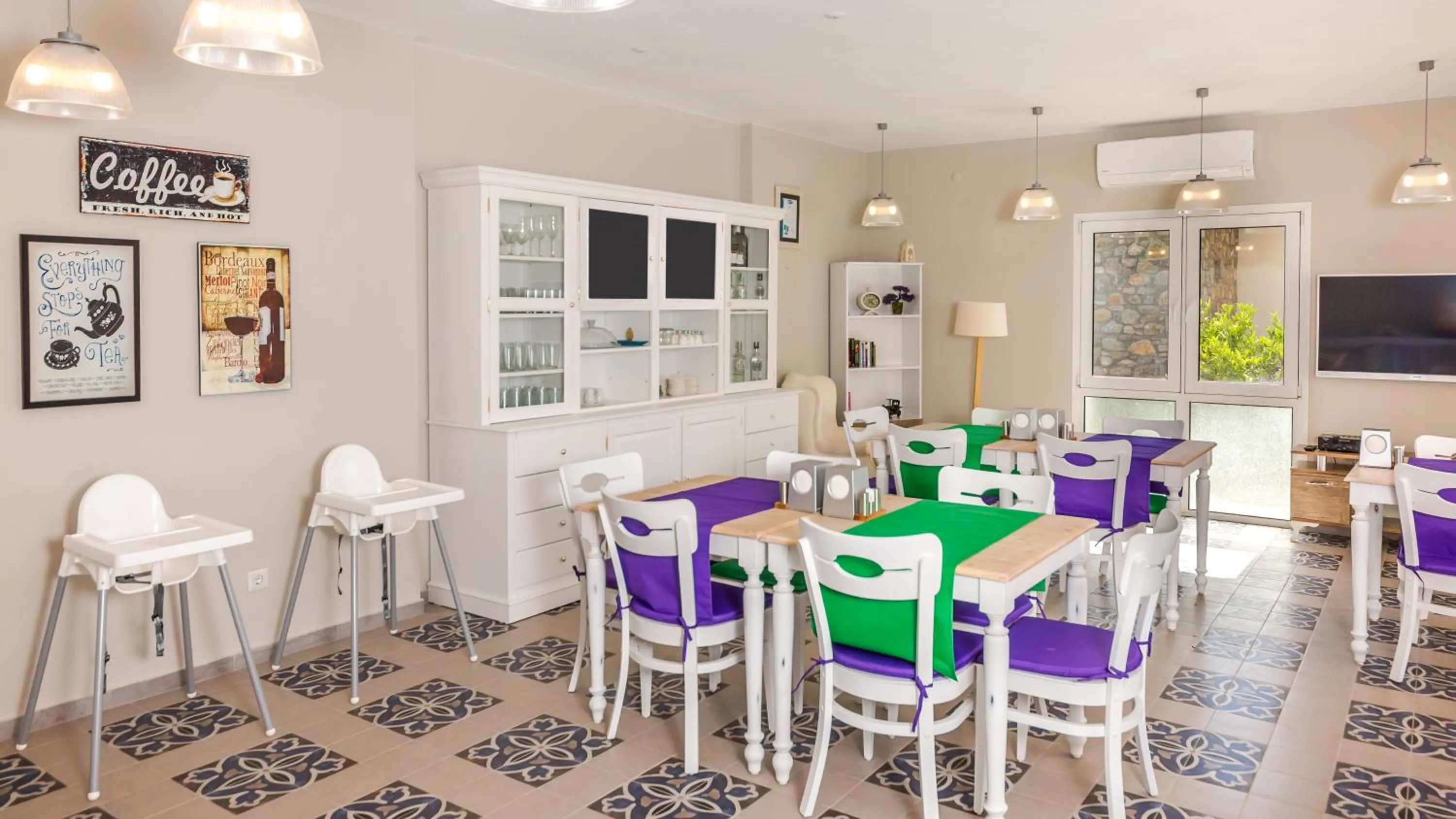 Restaurant/places to eat in Kalina Hotel