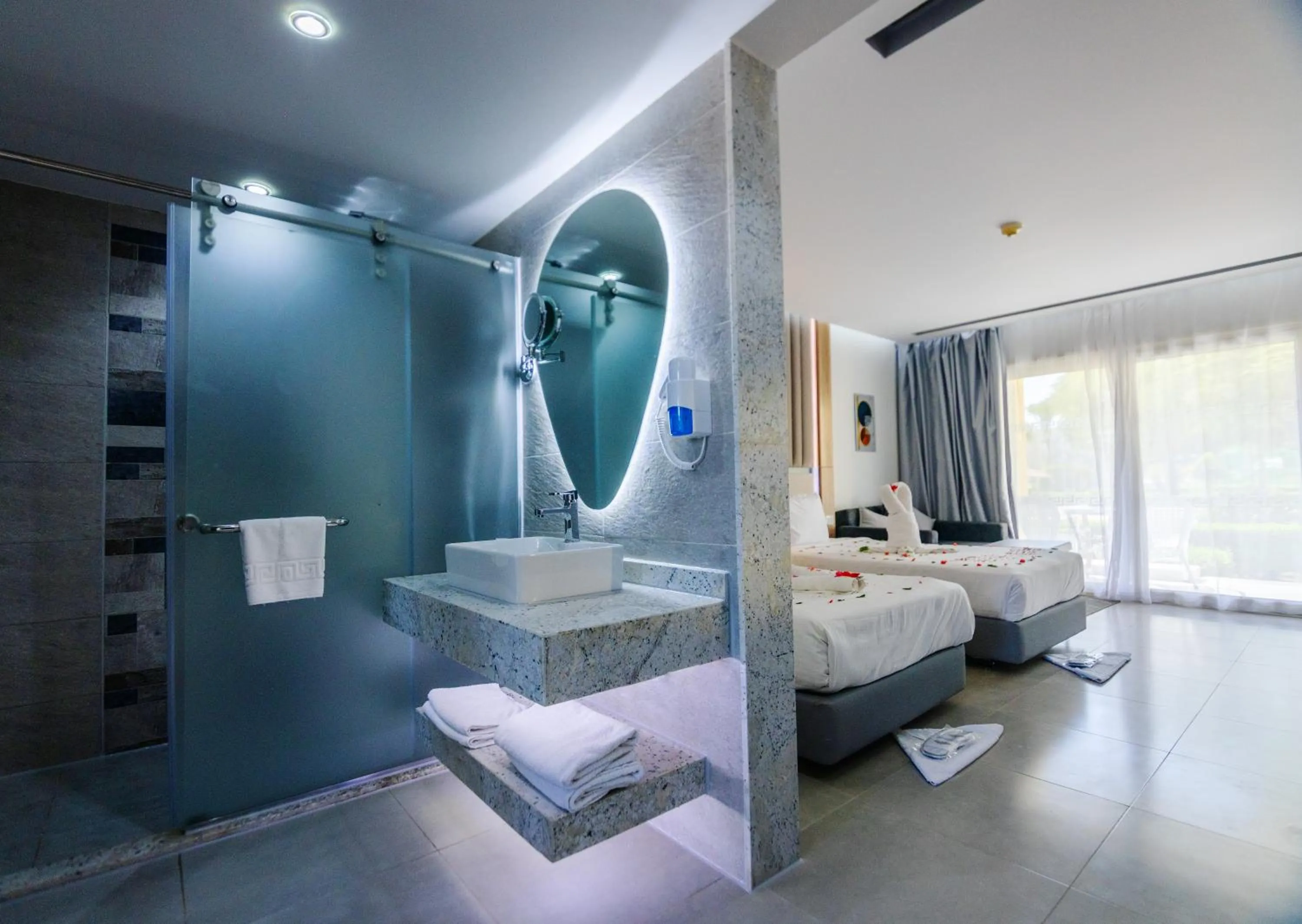 Bathroom, Bed in Titanic Beach - Families and Couples only