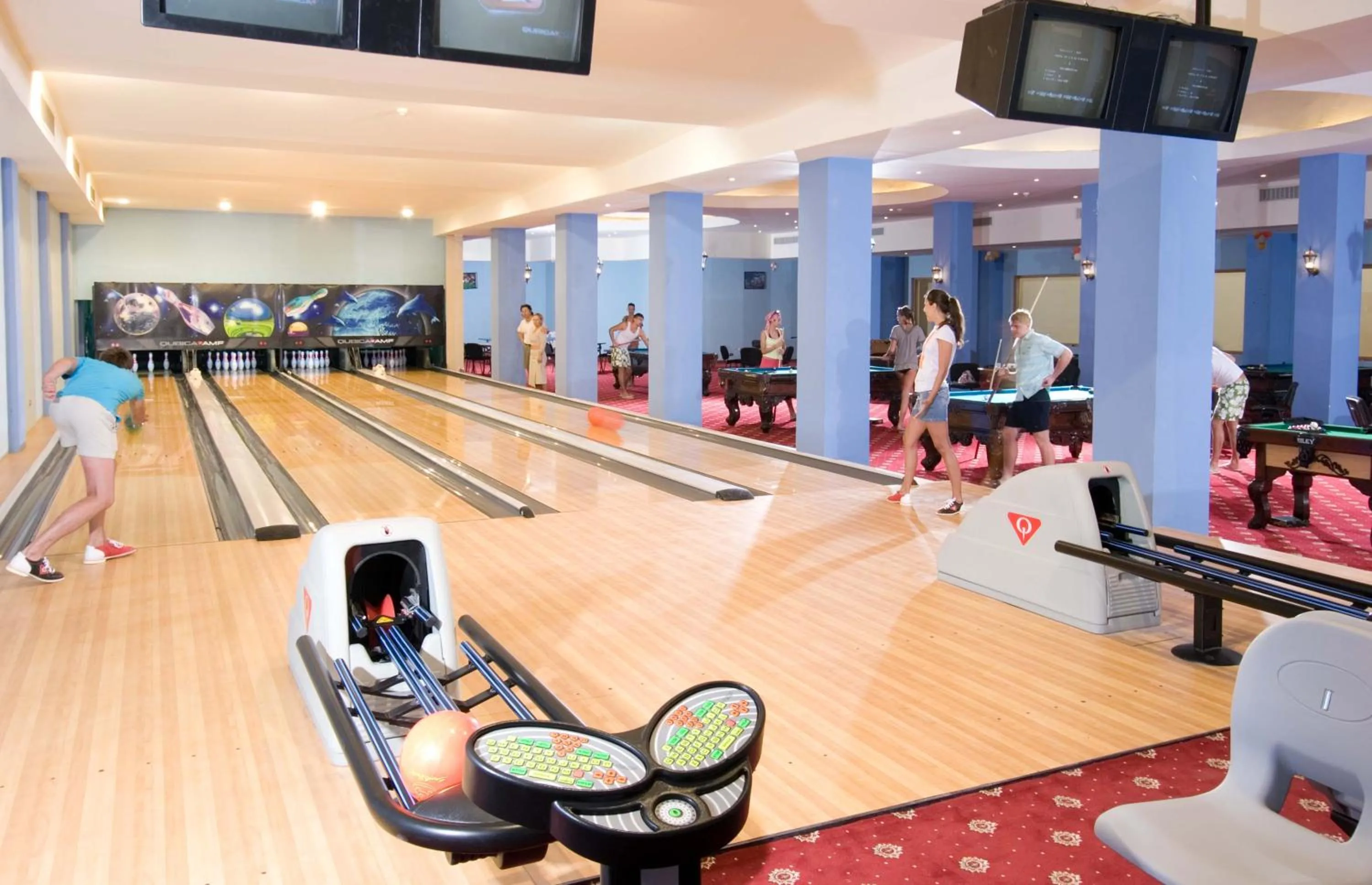 Bowling in Titanic Beach - Families and Couples only