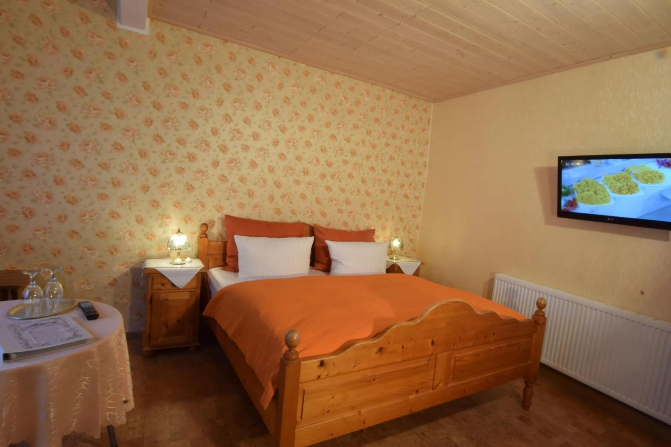 Bed in Hotel & Gasthof Garküche