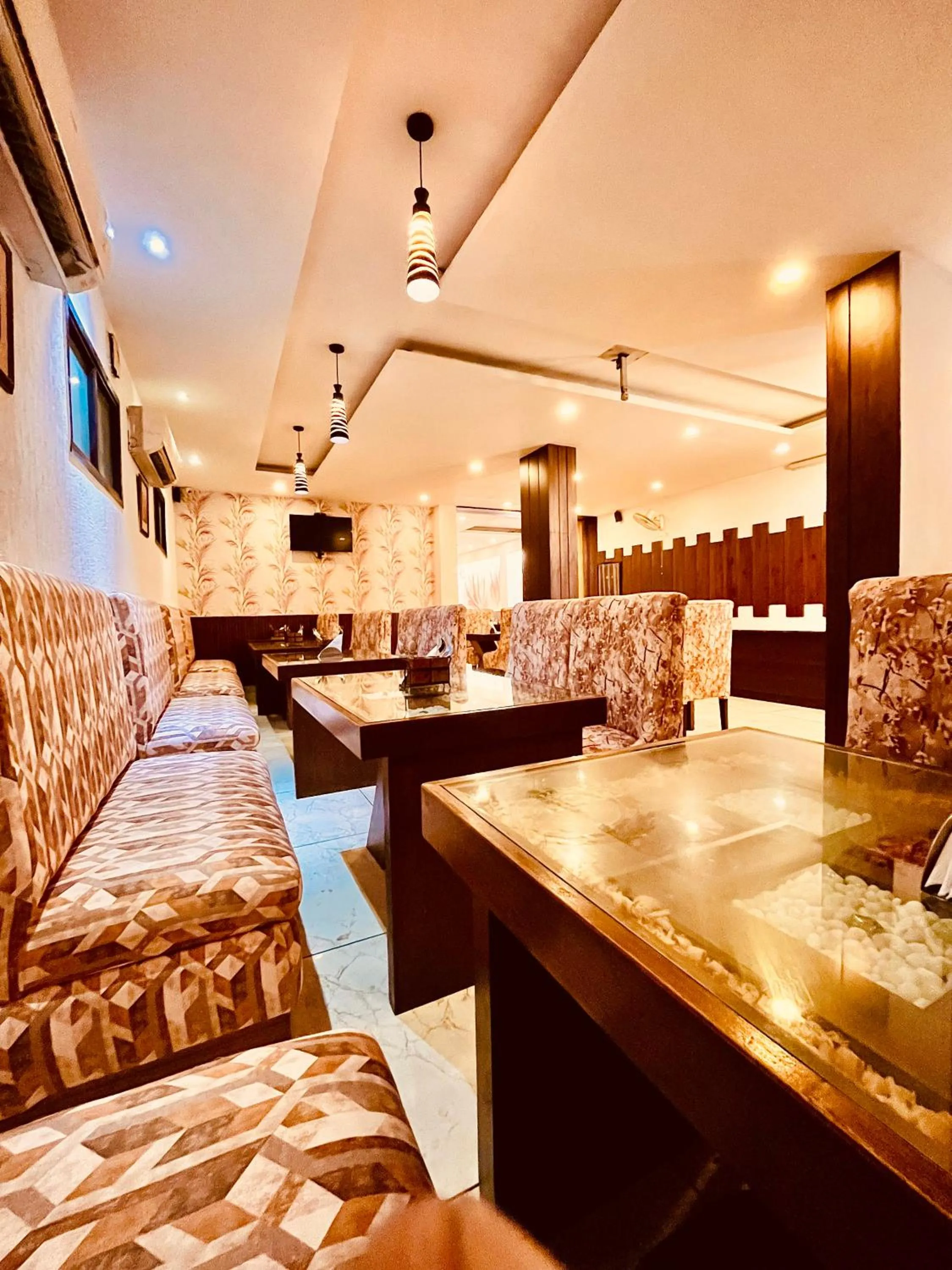 Restaurant/places to eat in Hotel The Onix