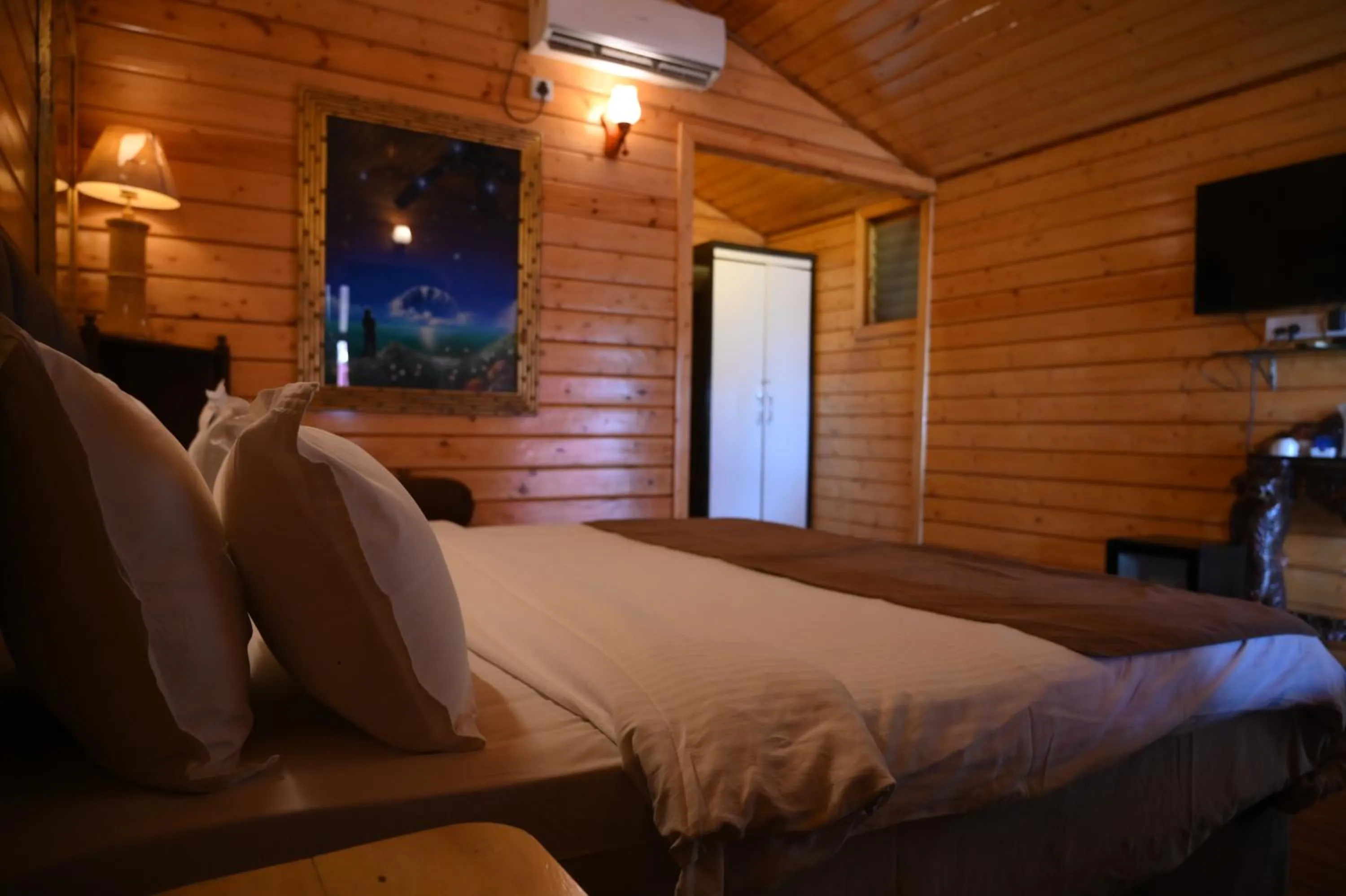 Bedroom, Bed in The Grand Legacy Resort & Spa - TGL - Pure Vegetarian Mahabaleshwar