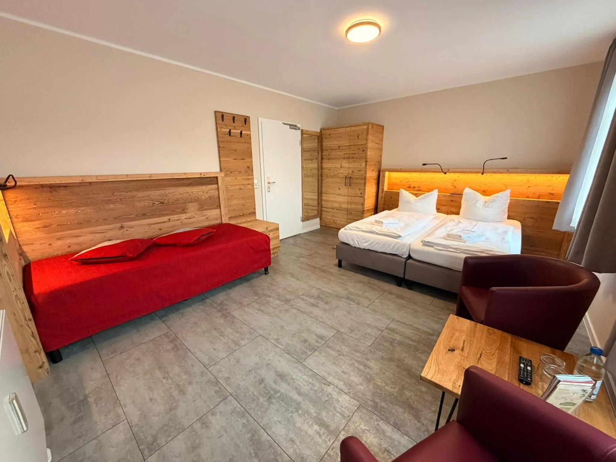 Photo of the whole room, Bed in Pension an der Porzellan-Manufaktur