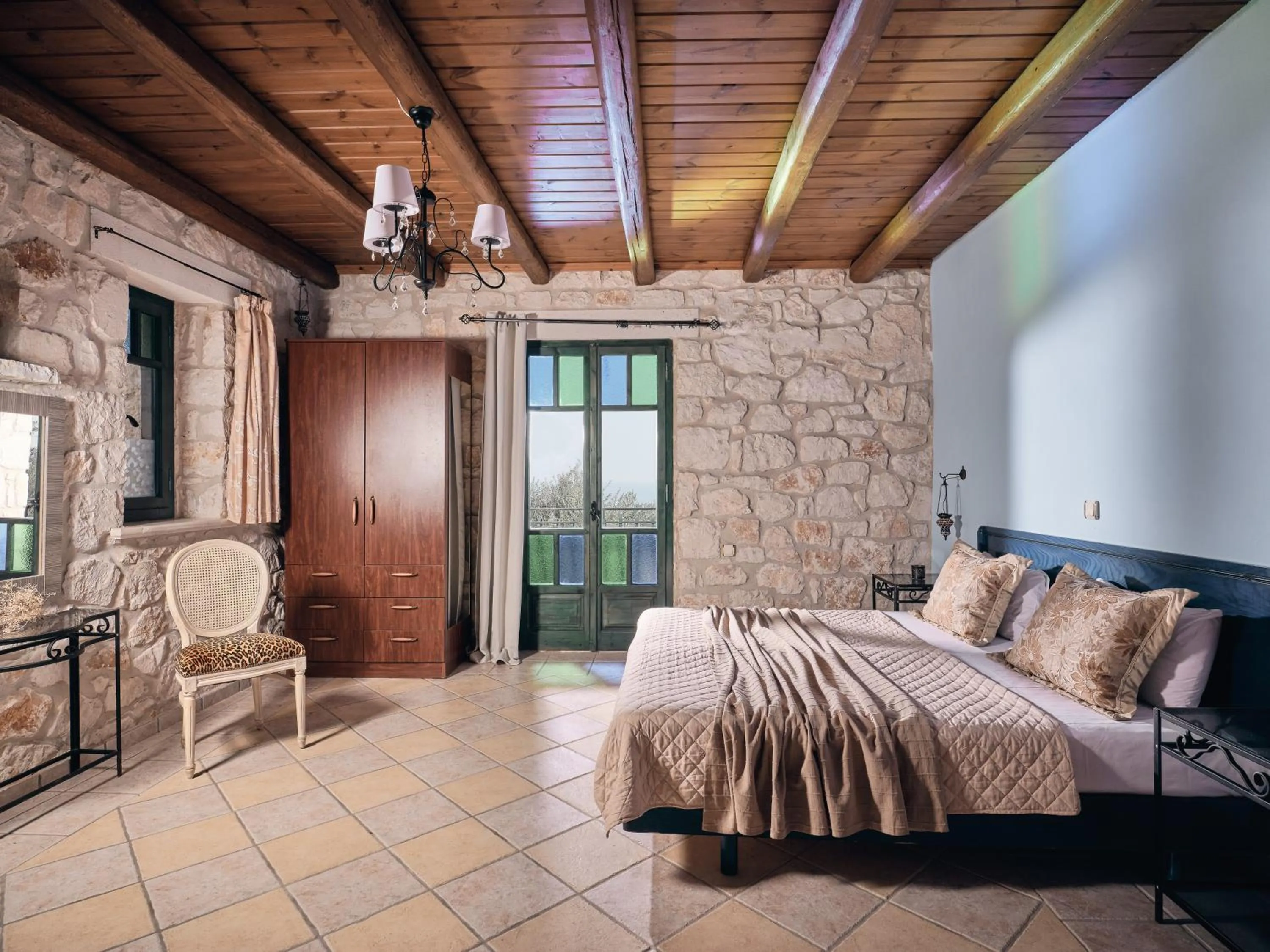 Photo of the whole room, Bed in Diamond Suites