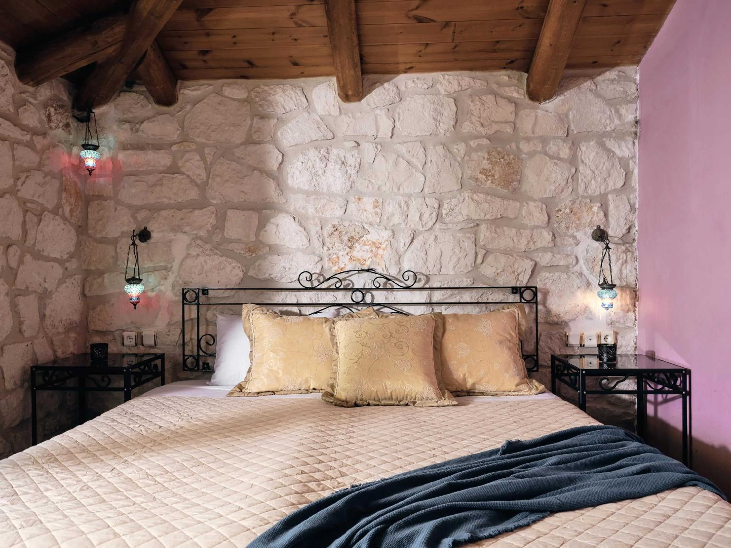 Bedroom, Bed in Diamond Suites