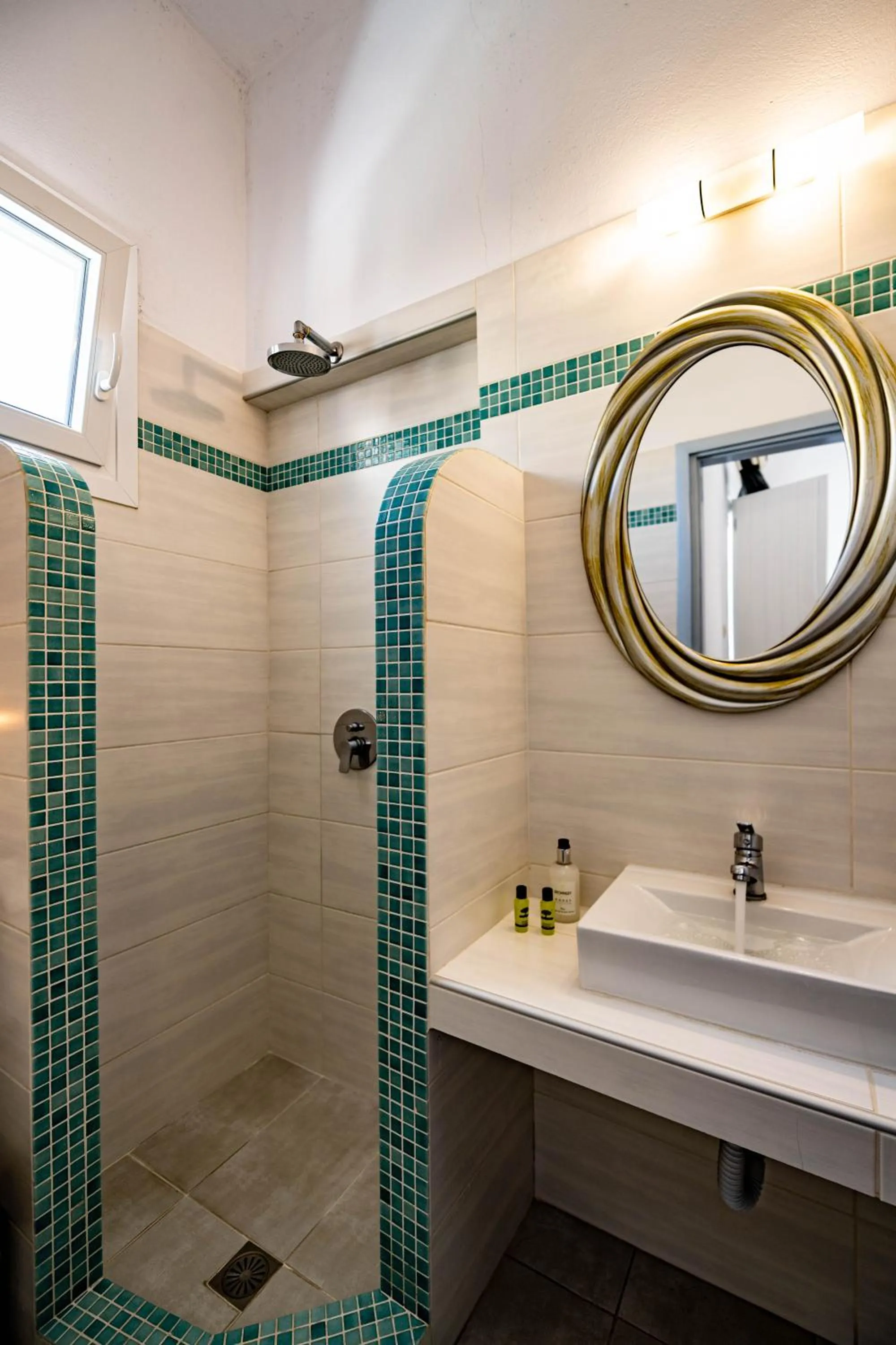 Shower in Join Us Low Cost Rooms