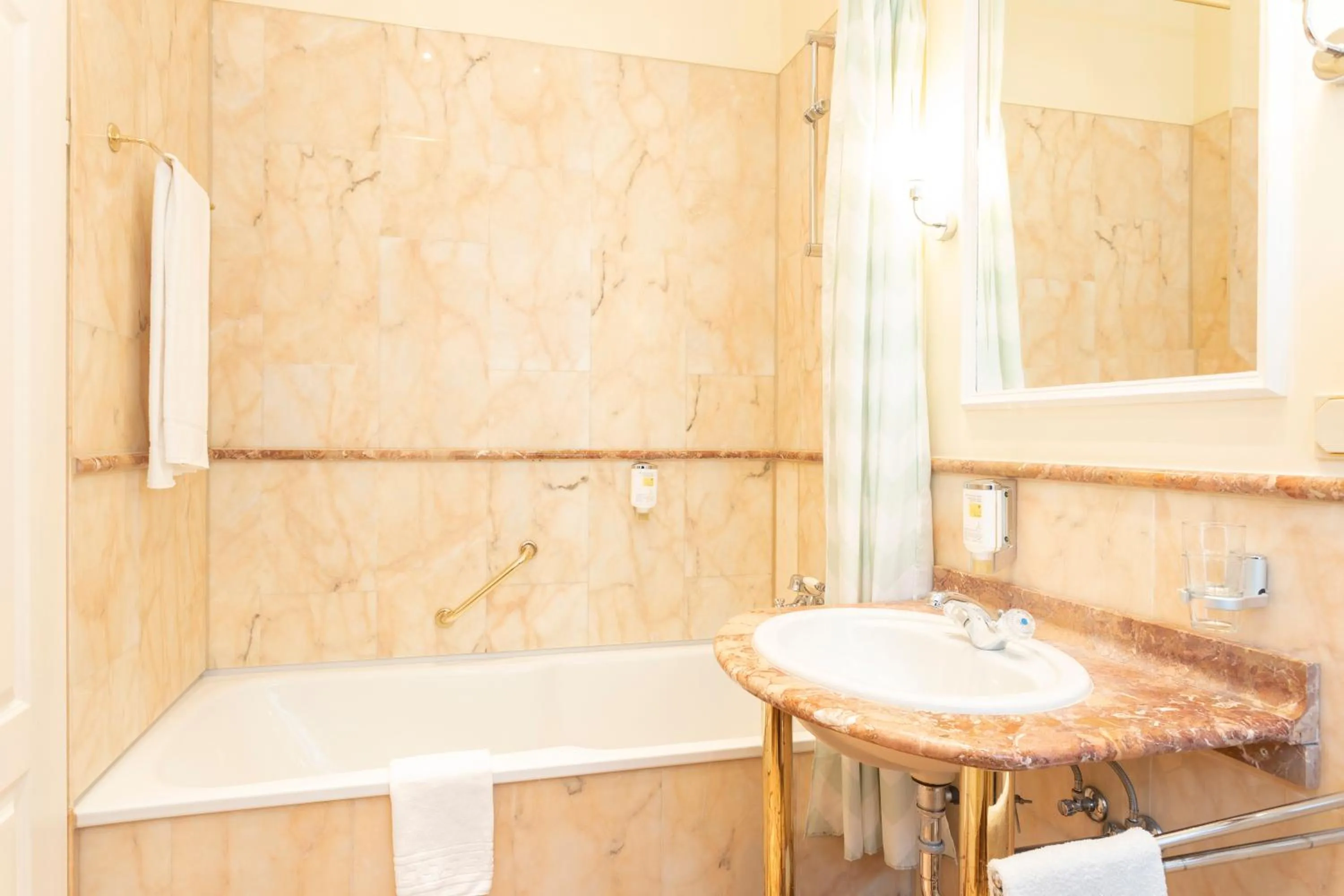 Shower in Palais am Kleistpark