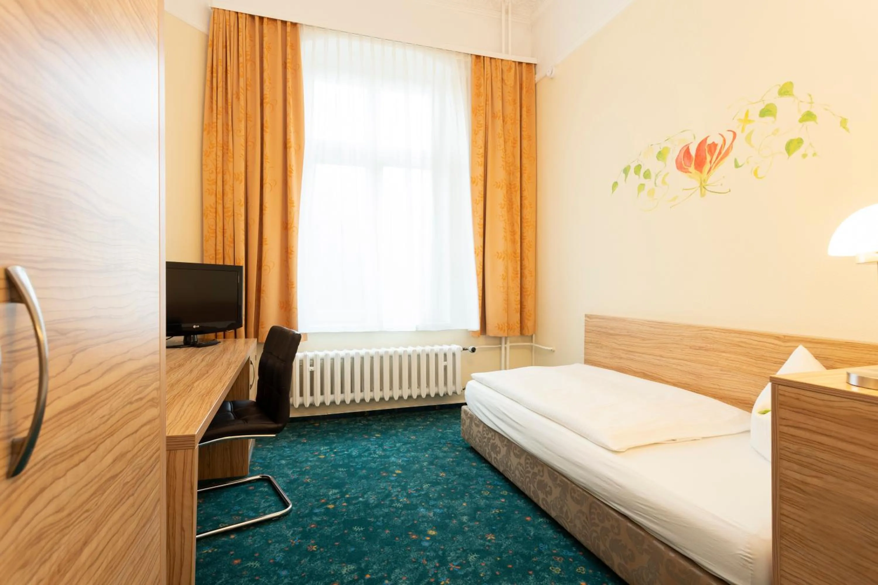 Photo of the whole room, Bed in Palais am Kleistpark