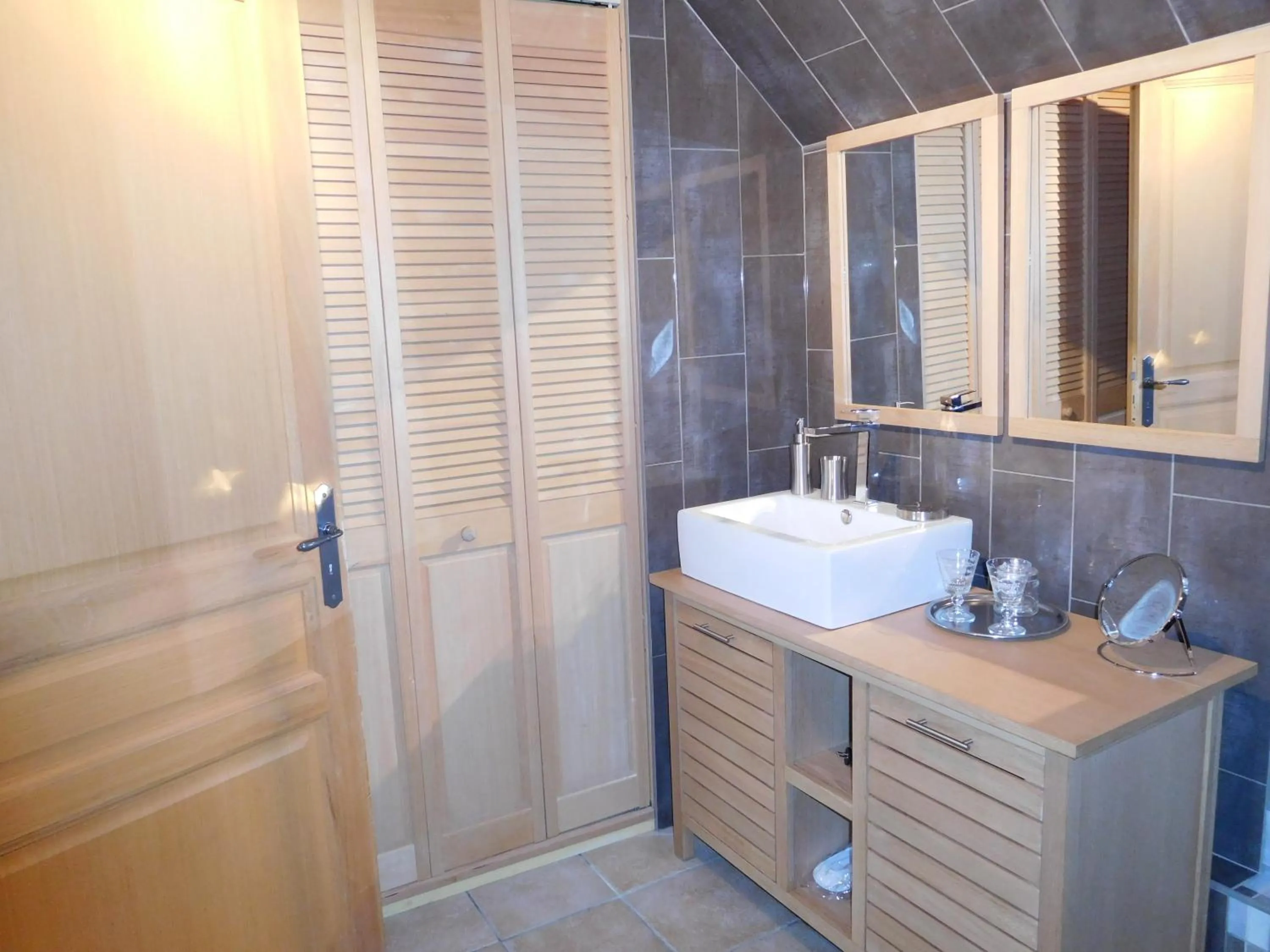 Shower in La Chambre D'amis LA COSTIGNIERES