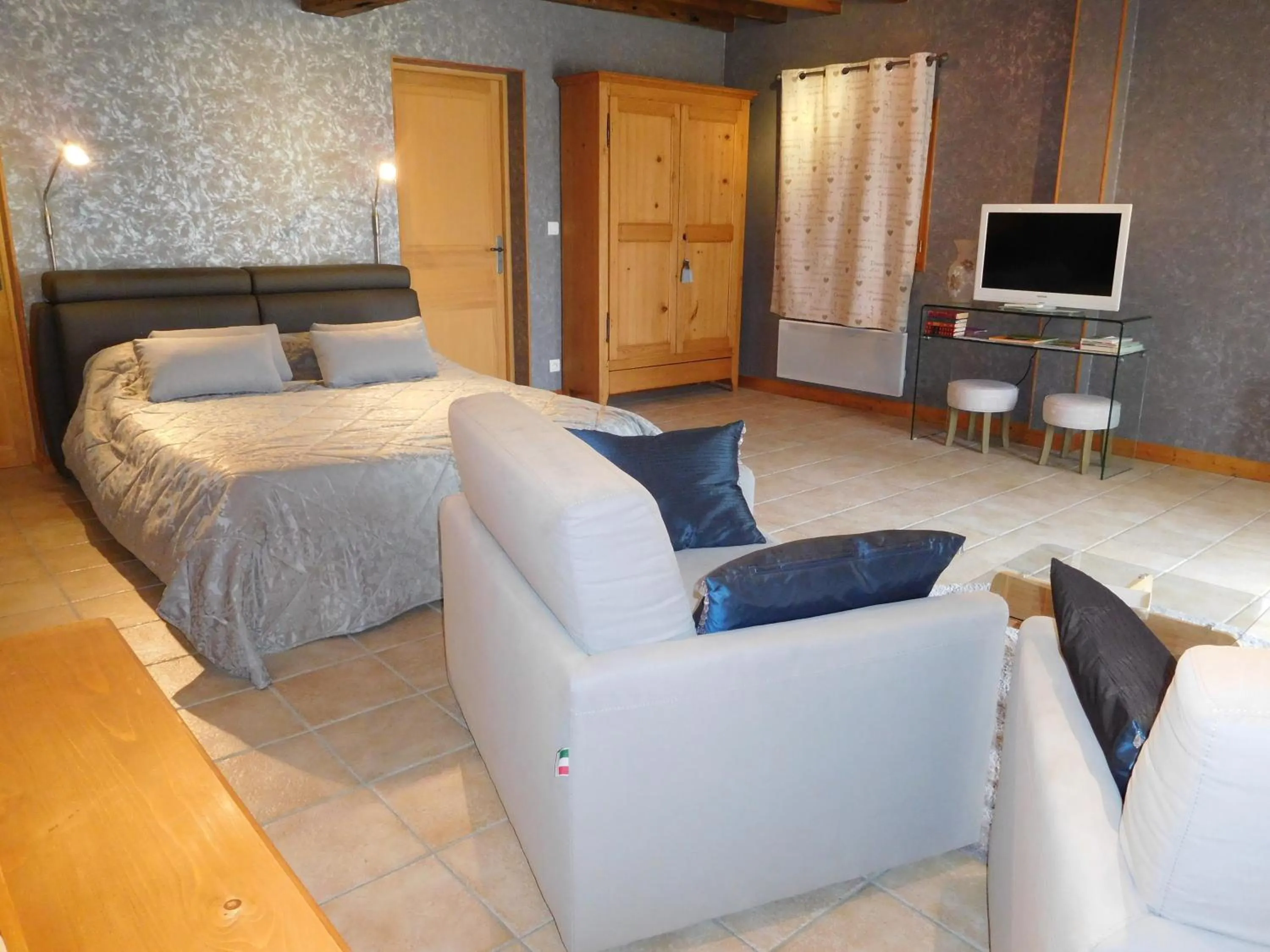 Photo of the whole room, Bed in La Chambre D'amis LA COSTIGNIERES