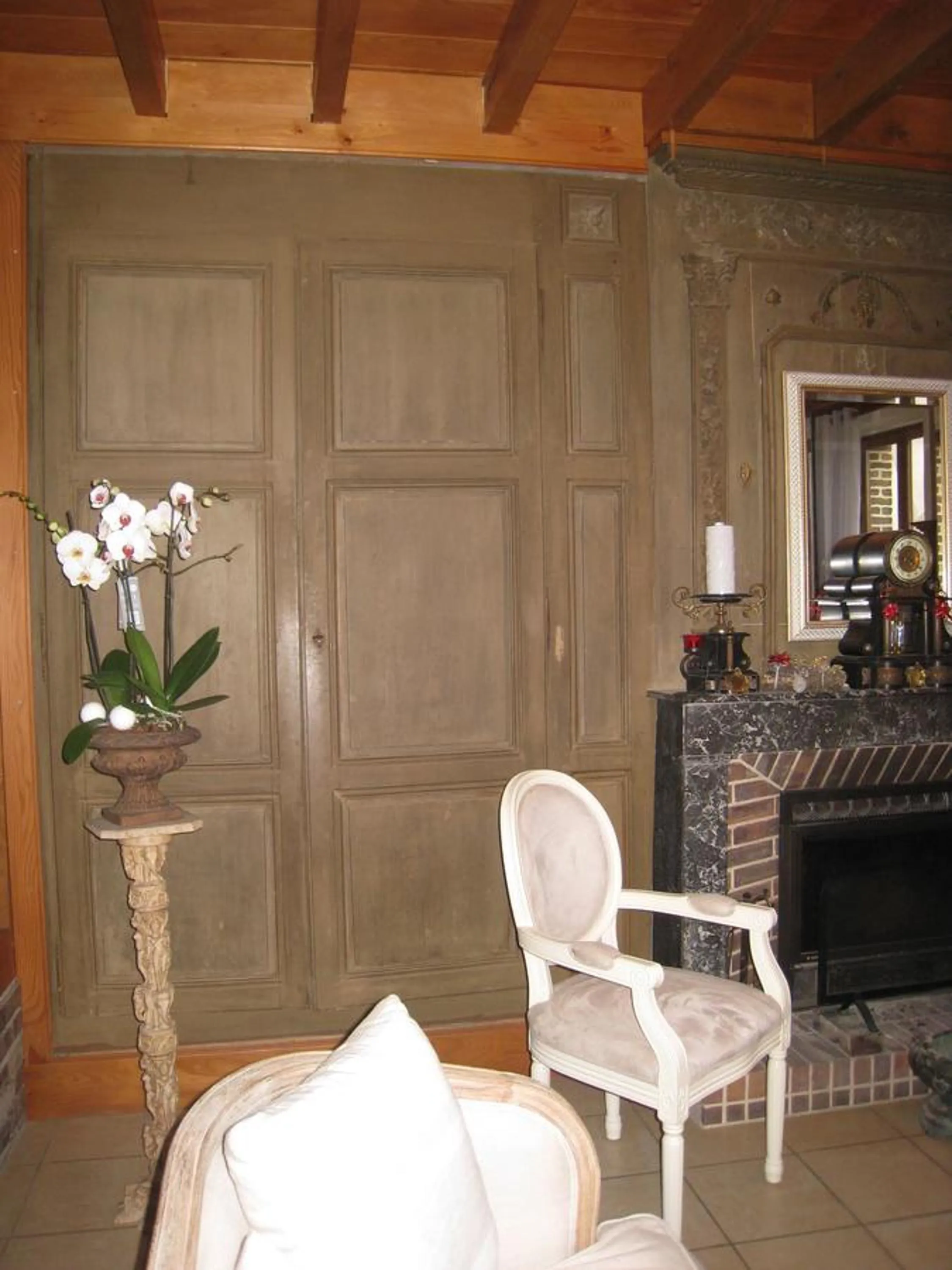 Decorative detail in La Chambre D'amis LA COSTIGNIERES