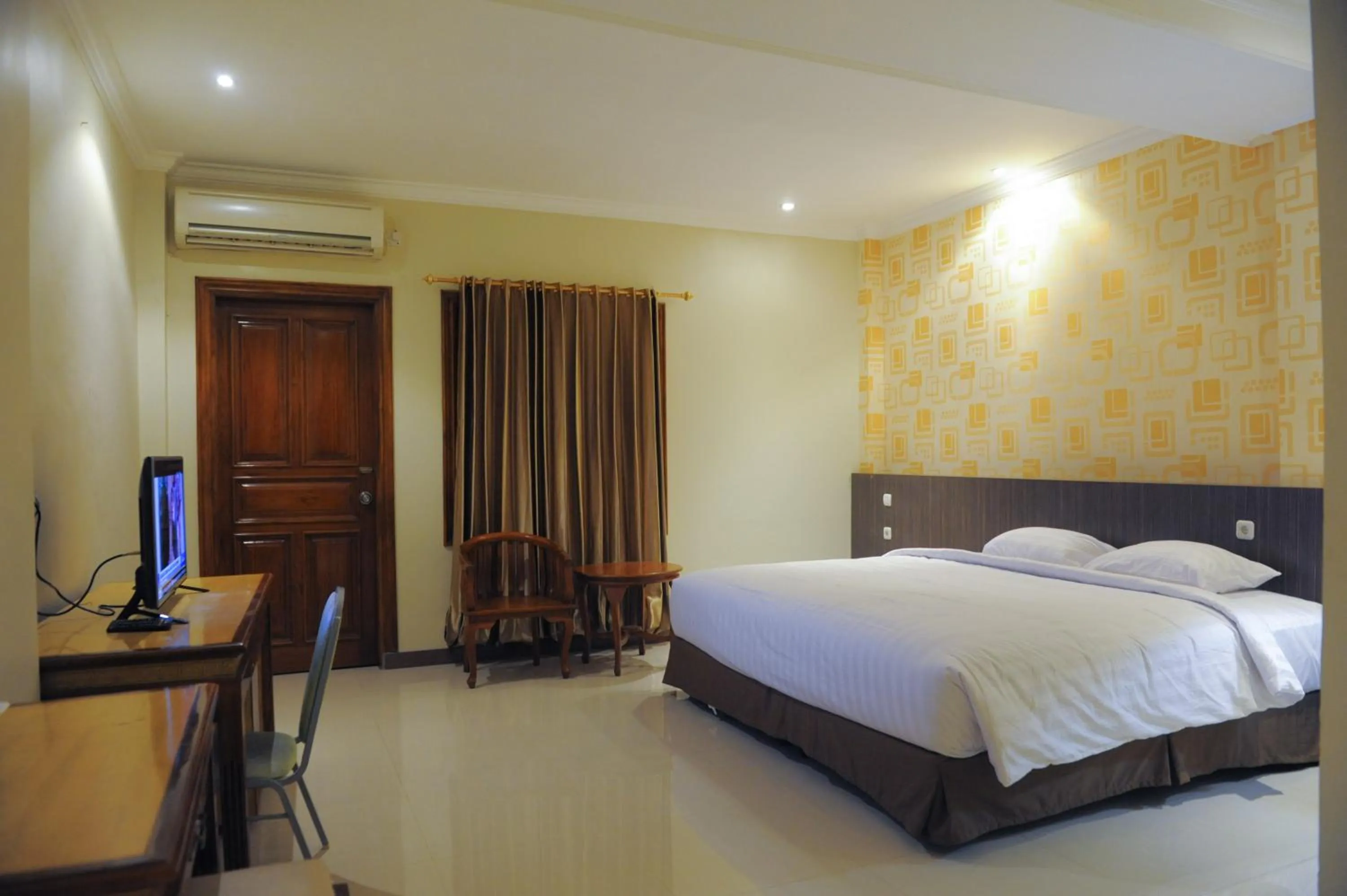 Bed in Sylvia Hotel Budget