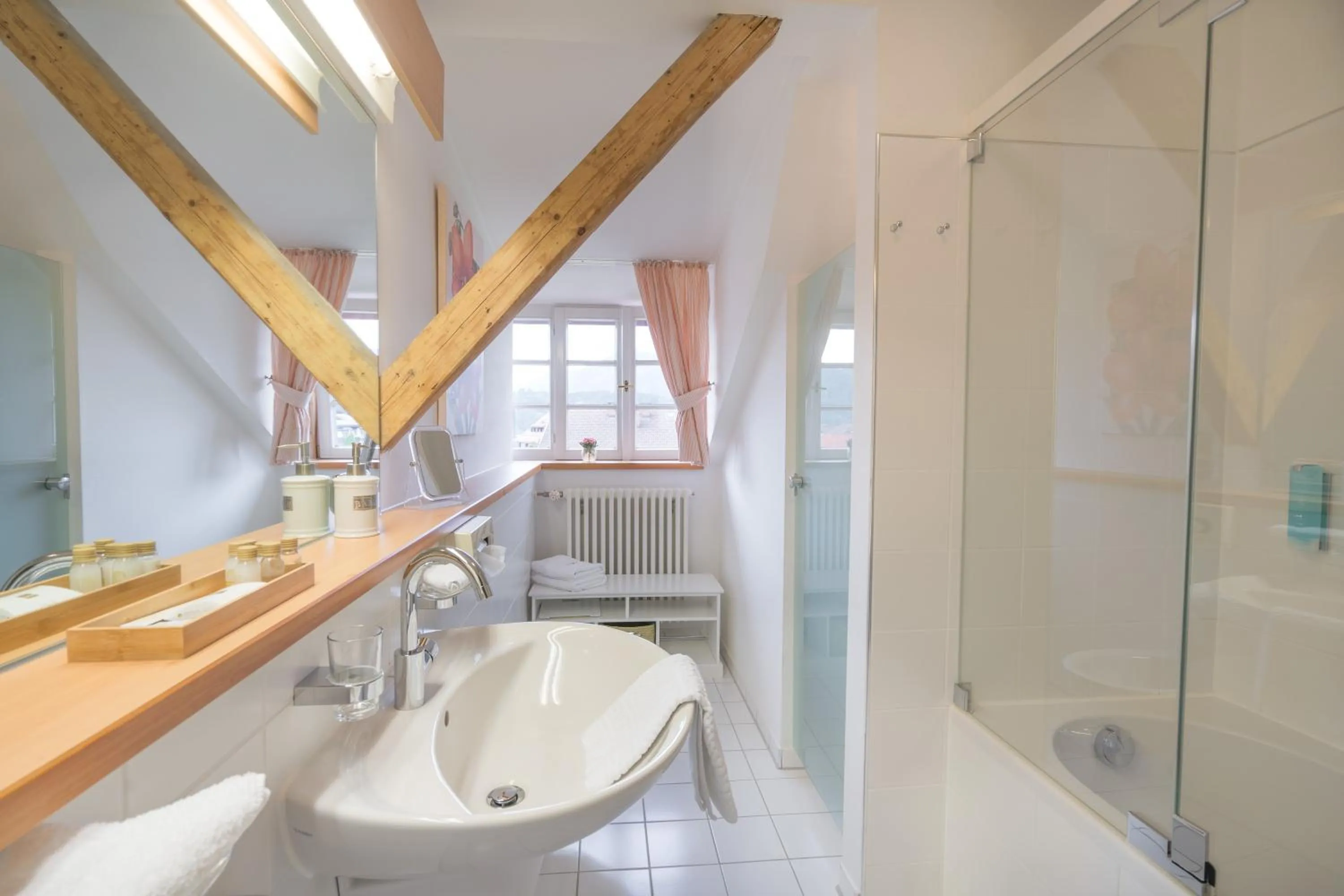 Bathroom in Geldernhaus Hotel garni