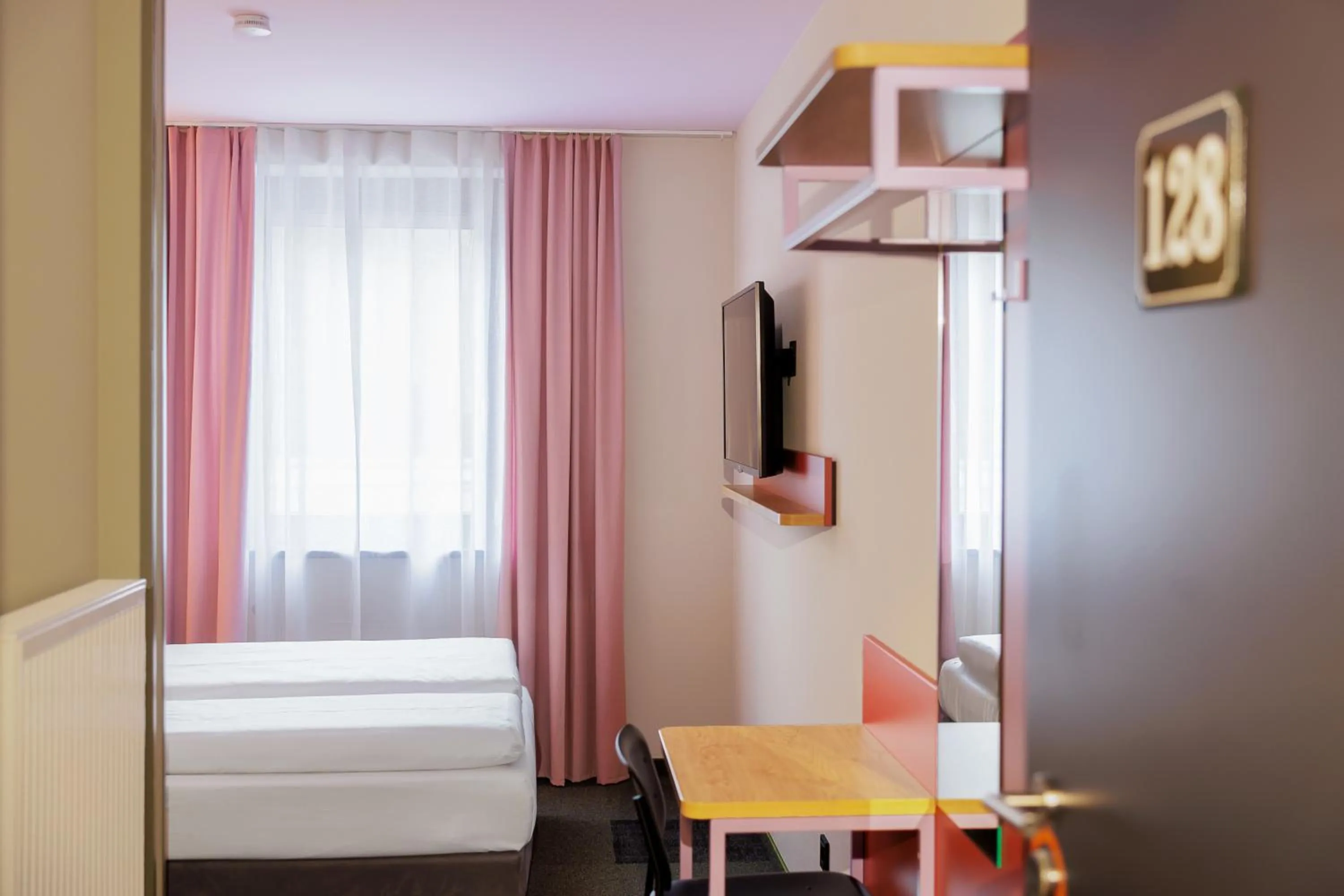 Bed in McDreams Hotel Wuppertal City