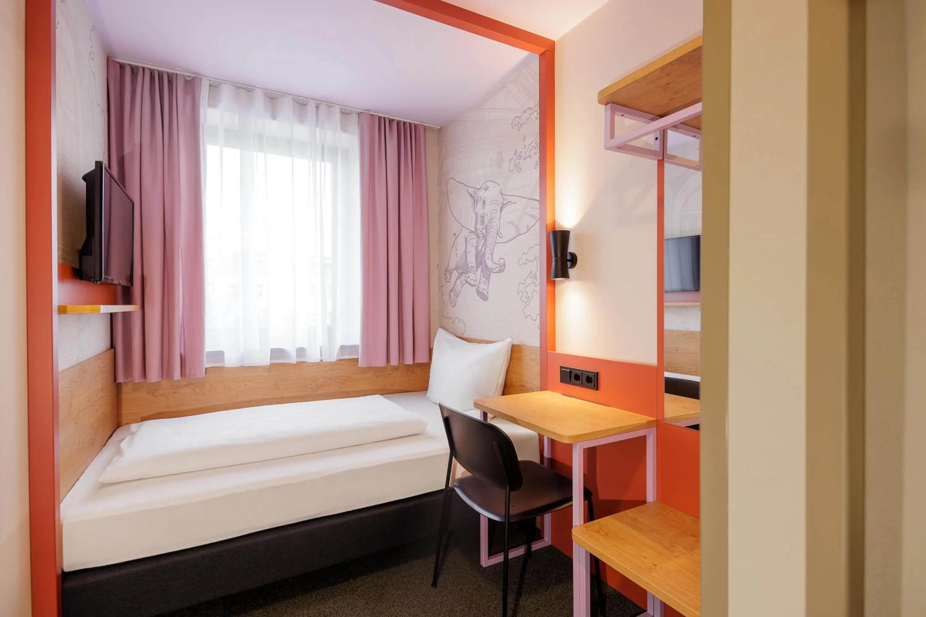 Bed in McDreams Hotel Wuppertal City