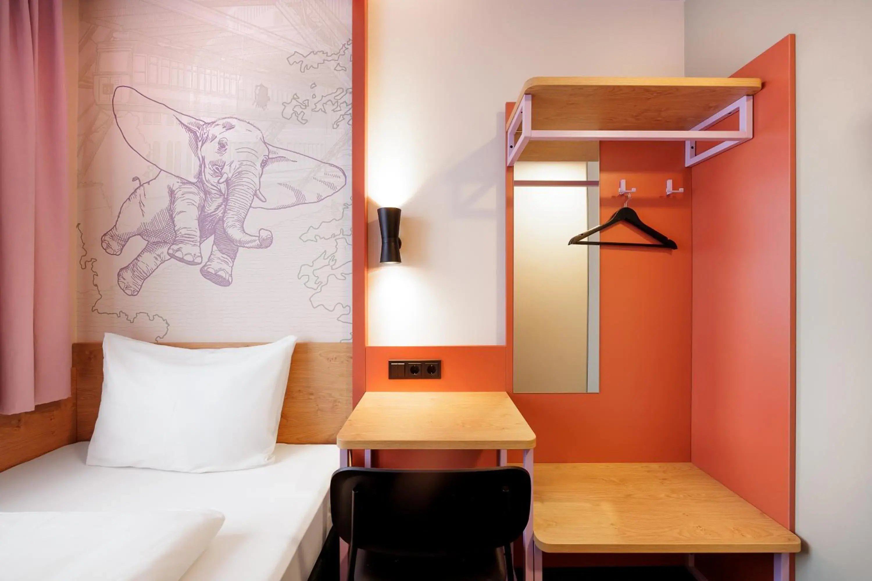 Single Room Basic in McDreams Hotel Wuppertal City Single Room Basic in McDreams Hotel Wuppertal City