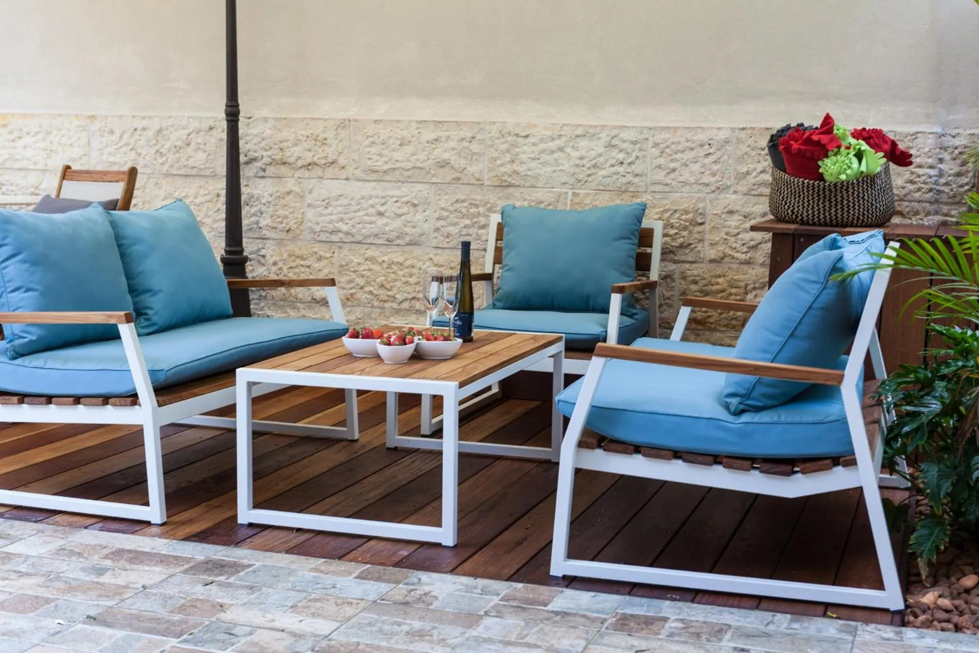 Seating area in Carmel Pearl