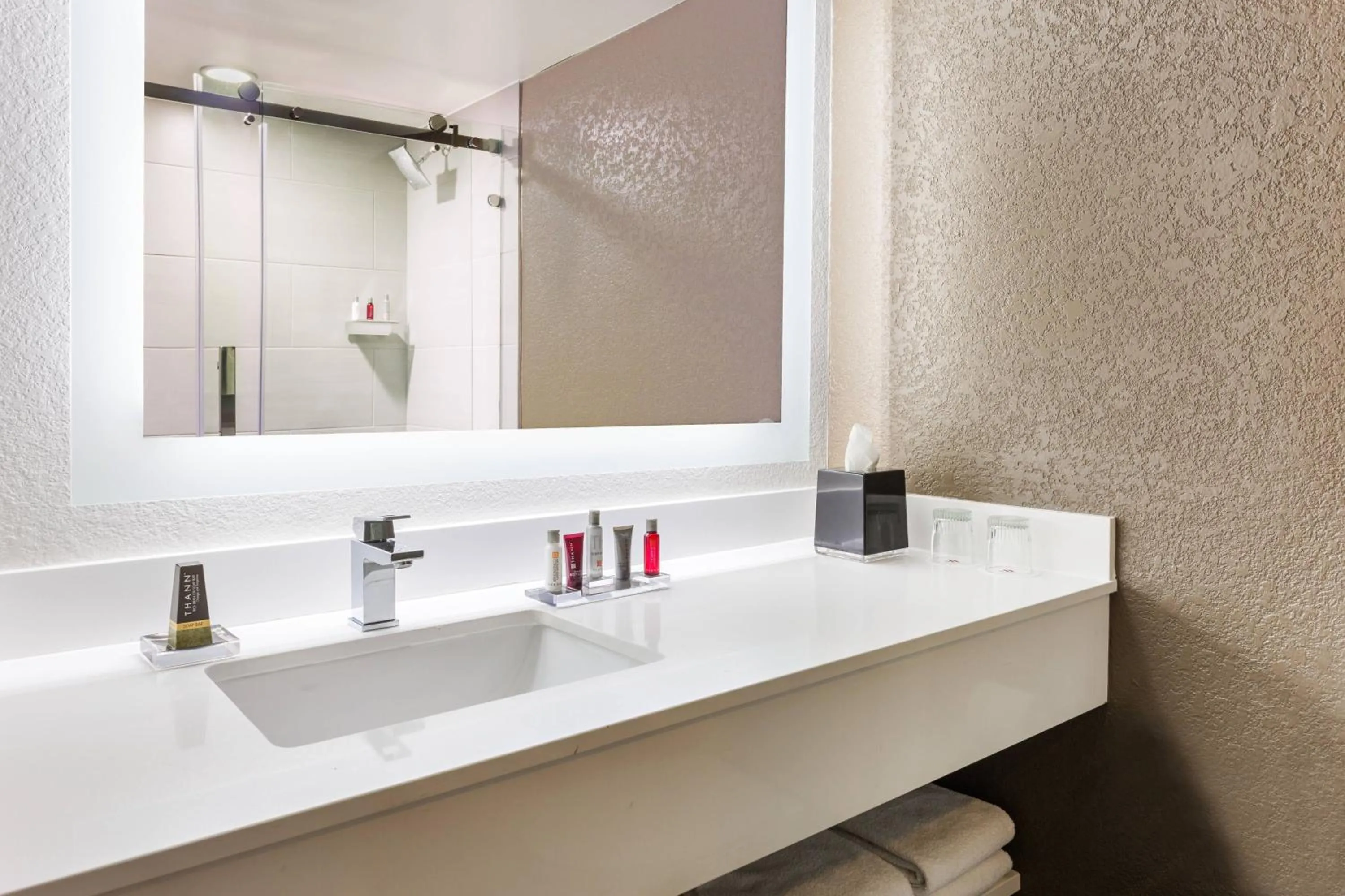 Bathroom in Marriott Orlando Airport Lakeside