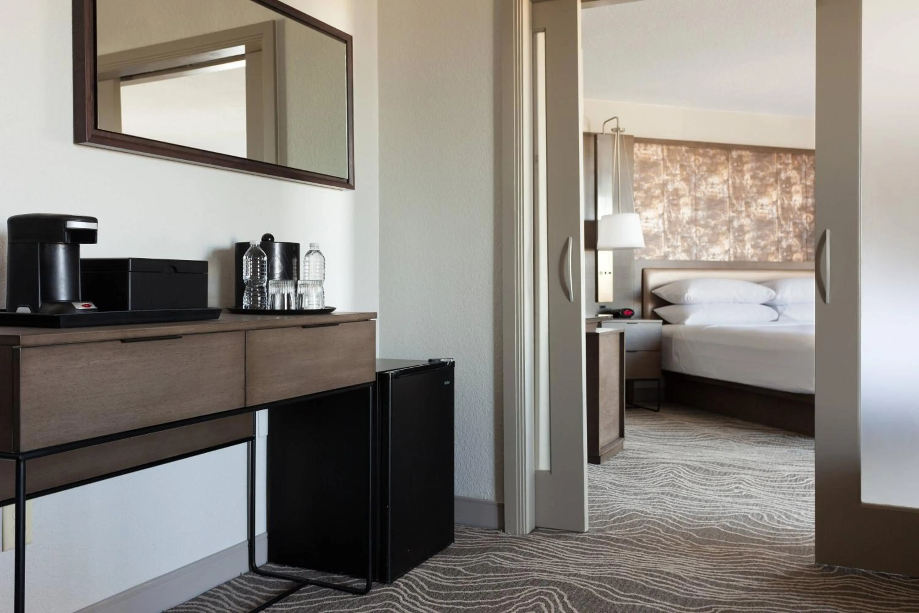 Photo of the whole room, Bed in Marriott Orlando Airport Lakeside