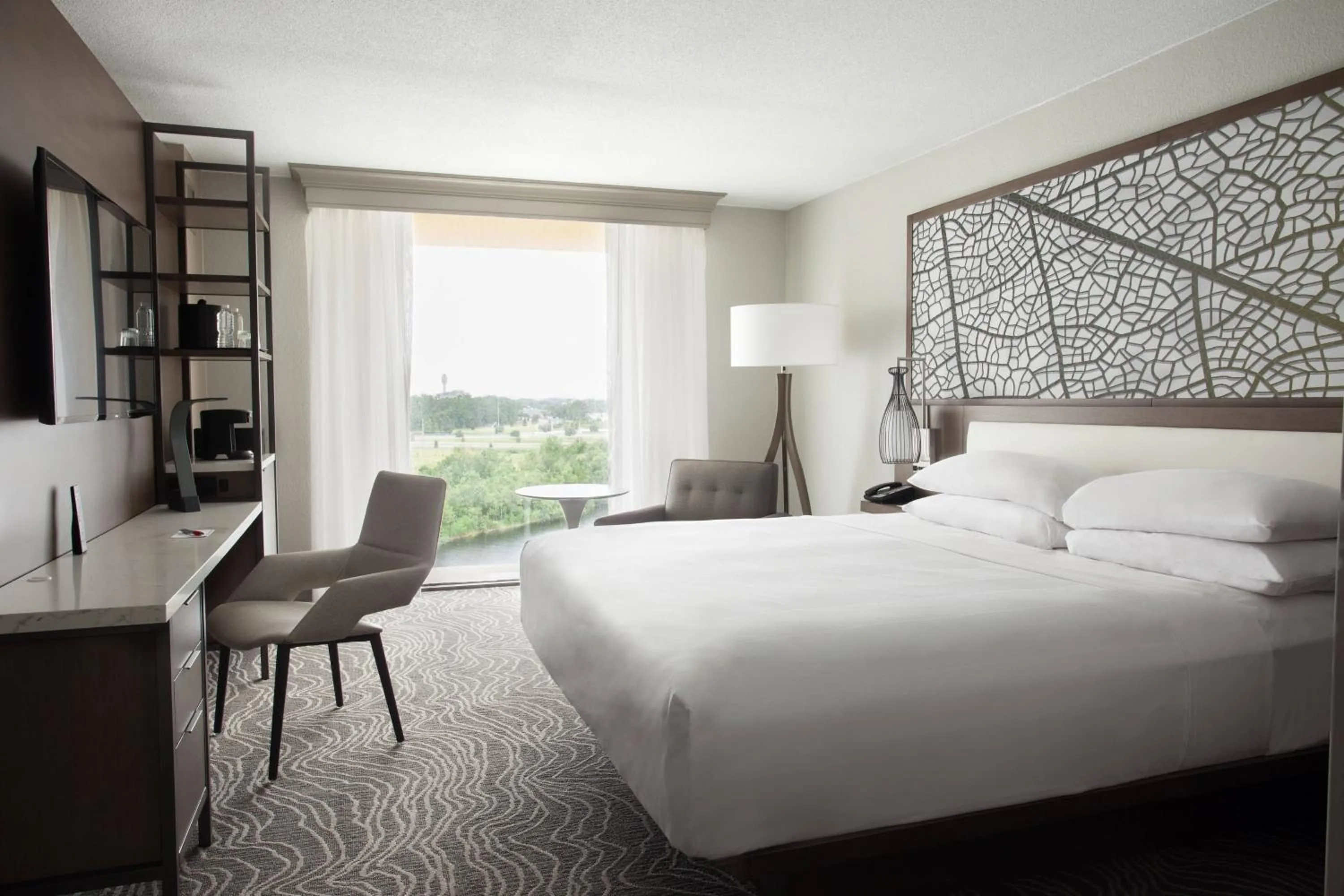 Photo of the whole room, Bed in Marriott Orlando Airport Lakeside