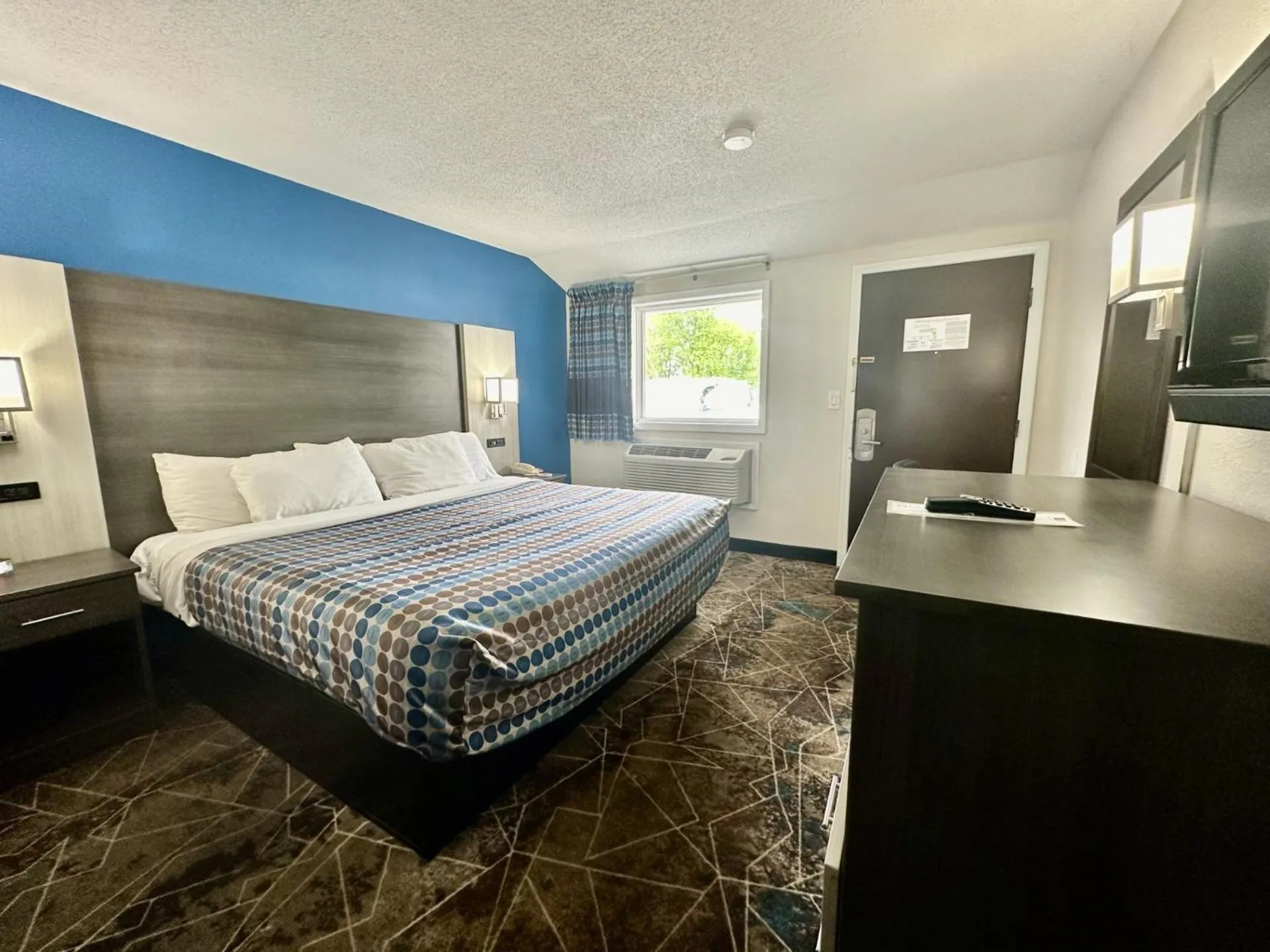 Bed in Red Carpet Inn Orchard Park