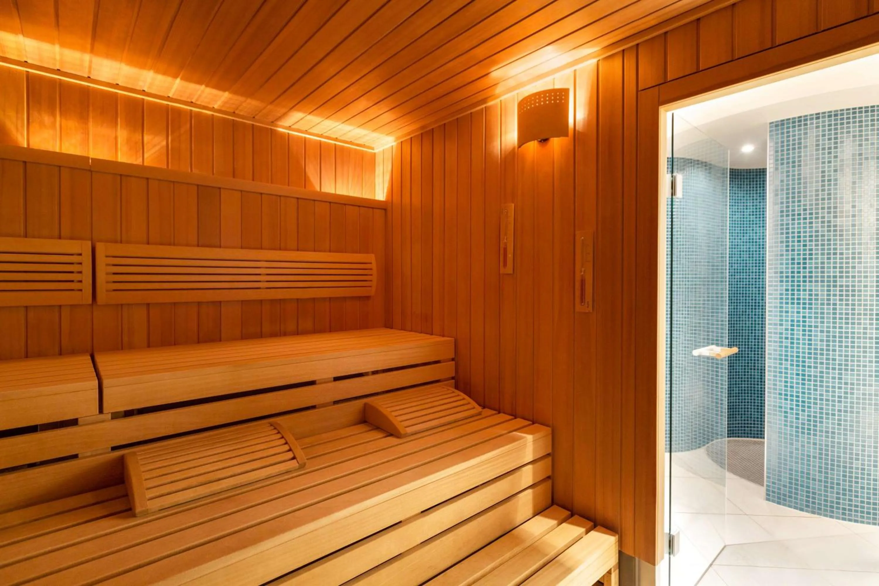 Shower in Infinity Hotel & Conference Resort Munich