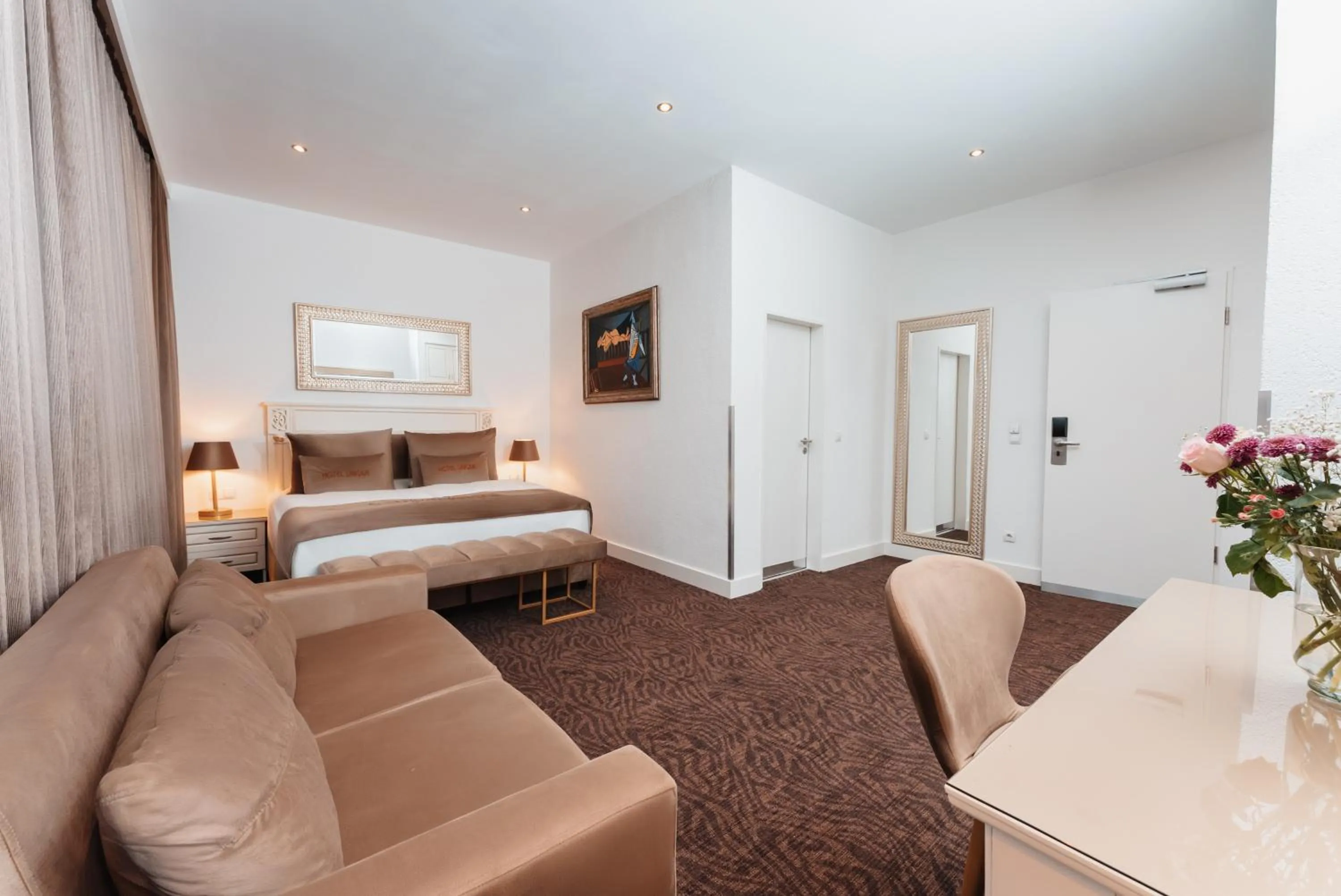 Photo of the whole room, Bed in Hotel Unique Dortmund Hauptbahnhof