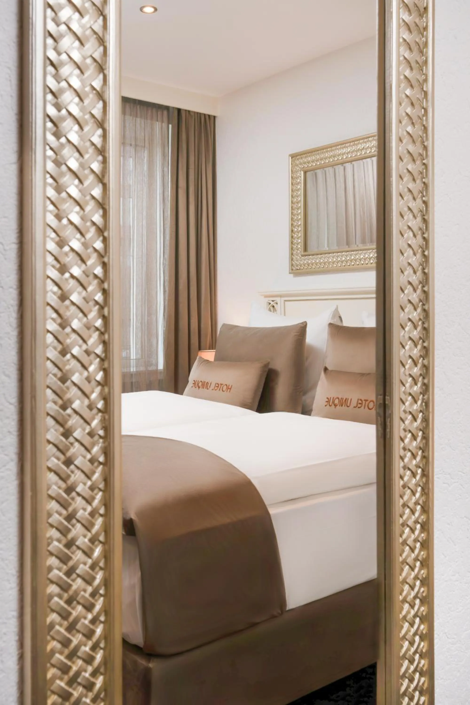 Bed in Hotel Unique Dortmund Hauptbahnhof